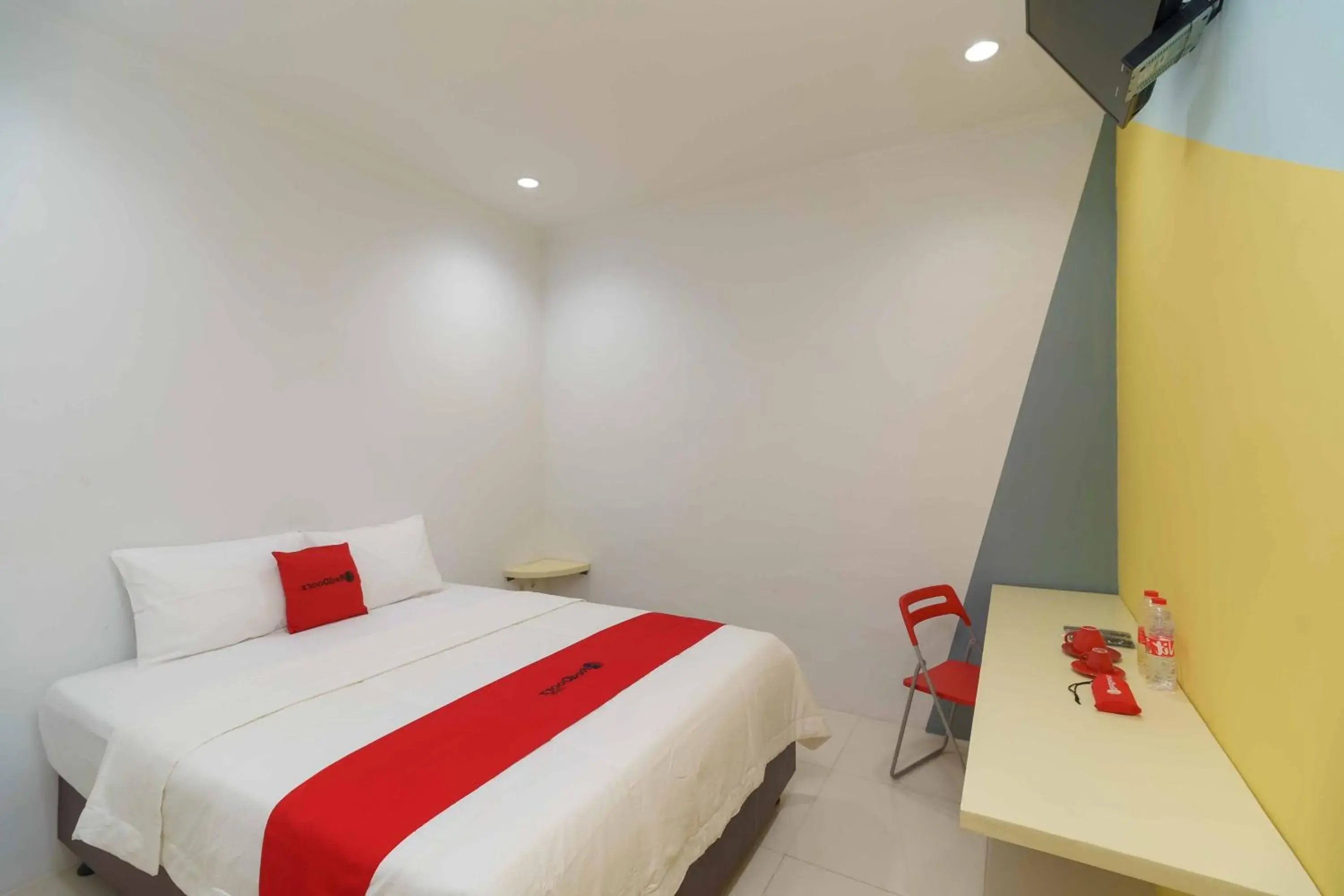 Bed in RedDoorz @ Taman Galaxy Bekasi Bed in RedDoorz @ Taman Galaxy Bekasi