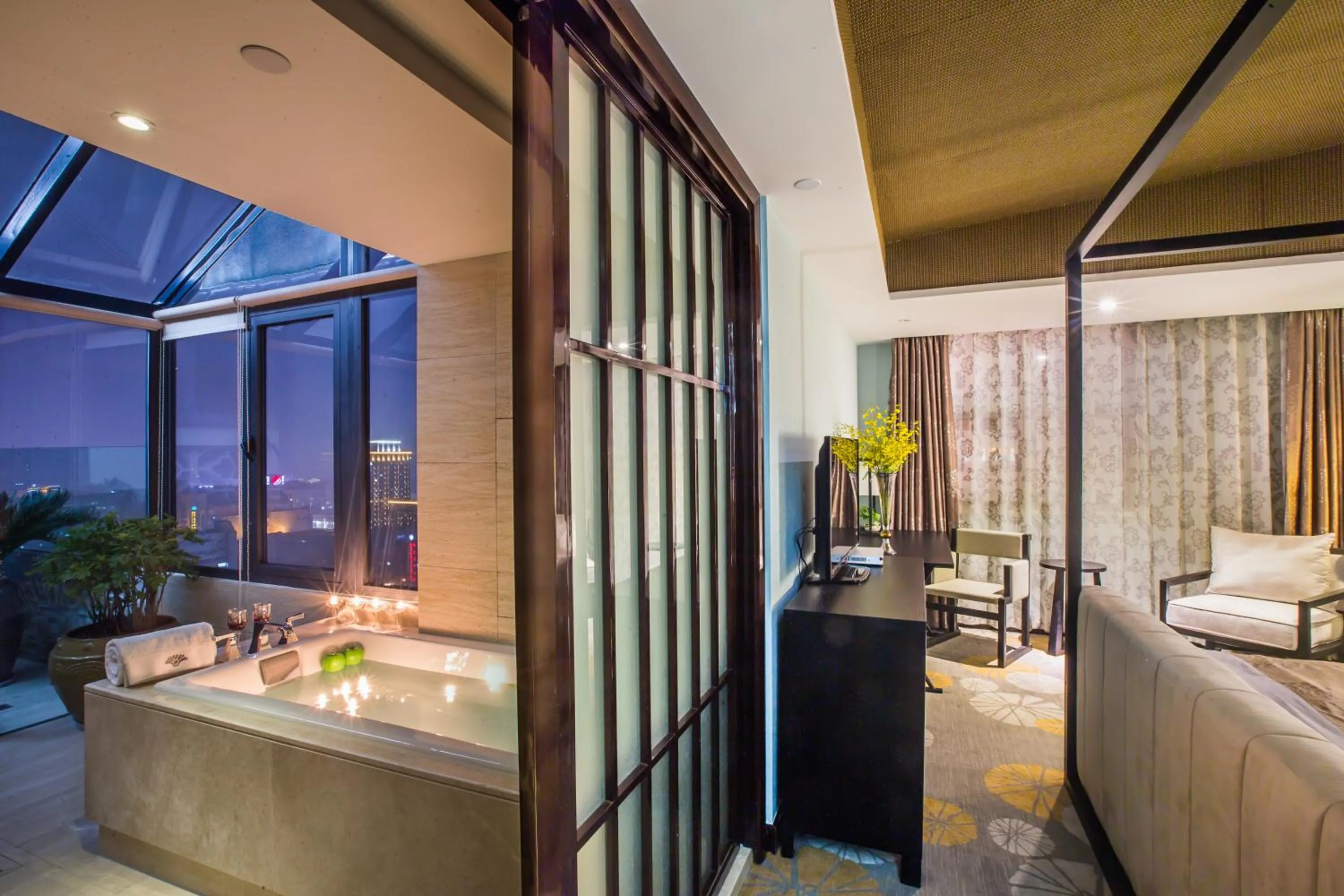 Photo of the whole room, Bed in Huachen International Hotel