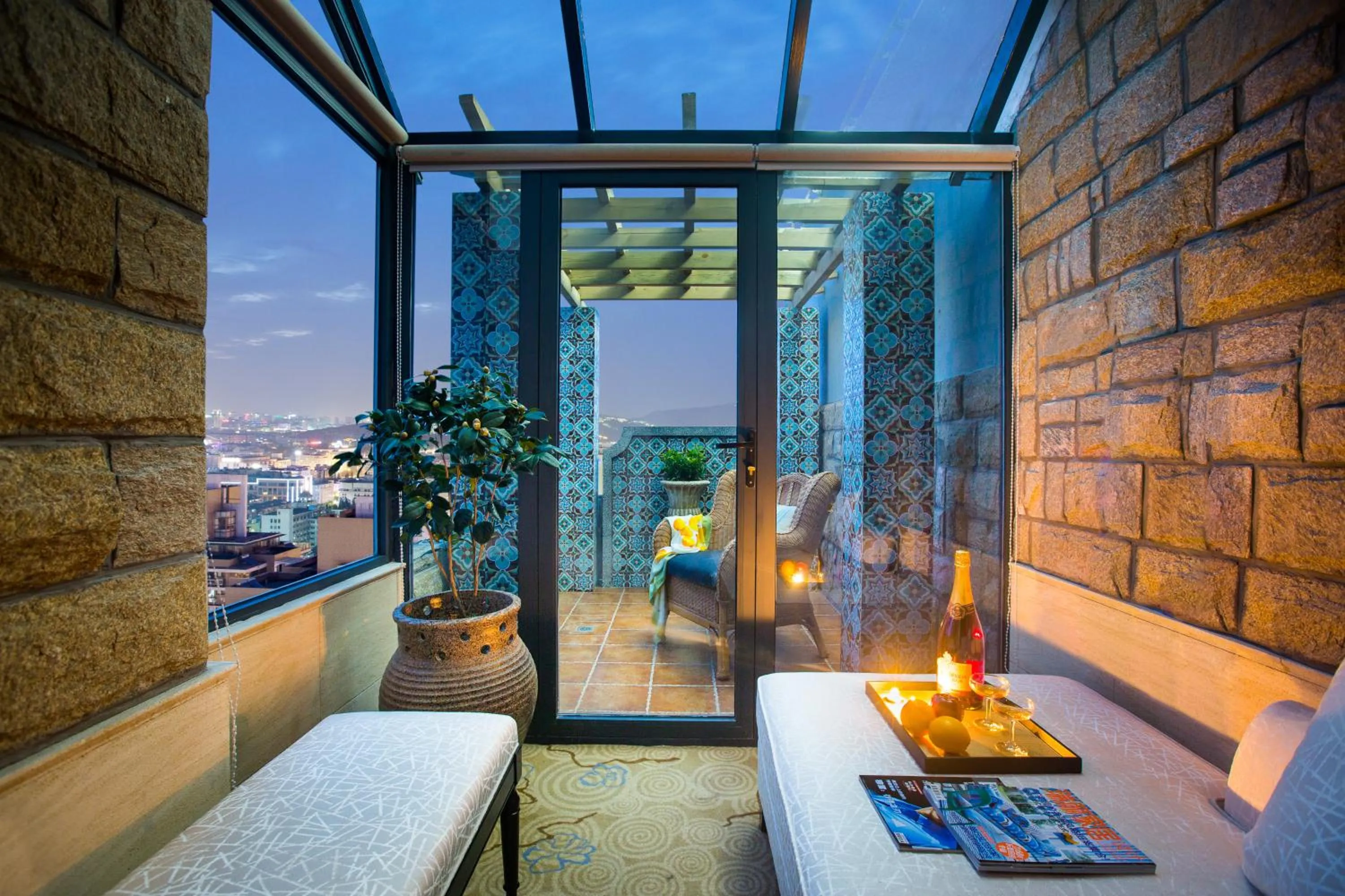 Decorative detail in Huachen International Hotel