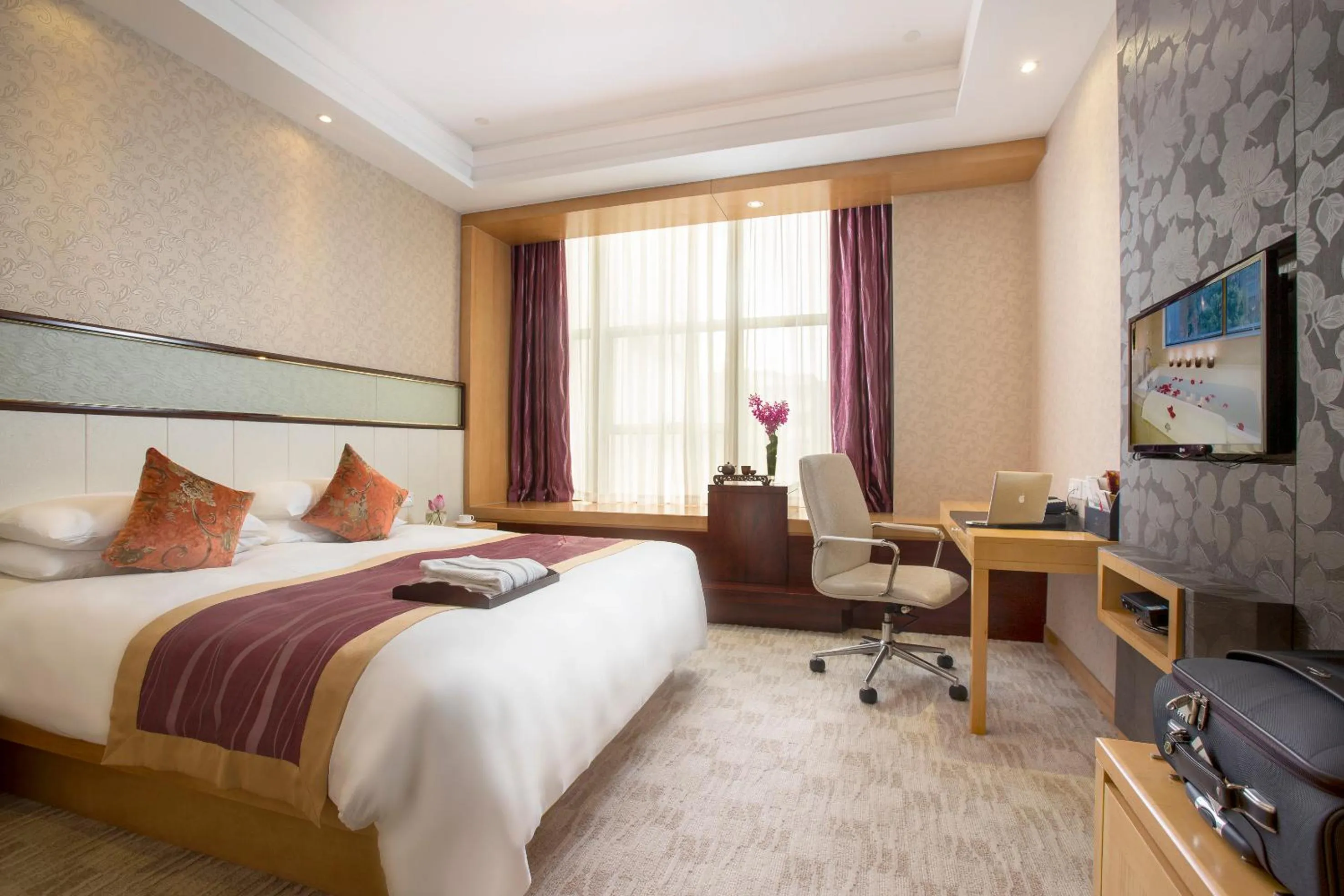 Bed in Huachen International Hotel