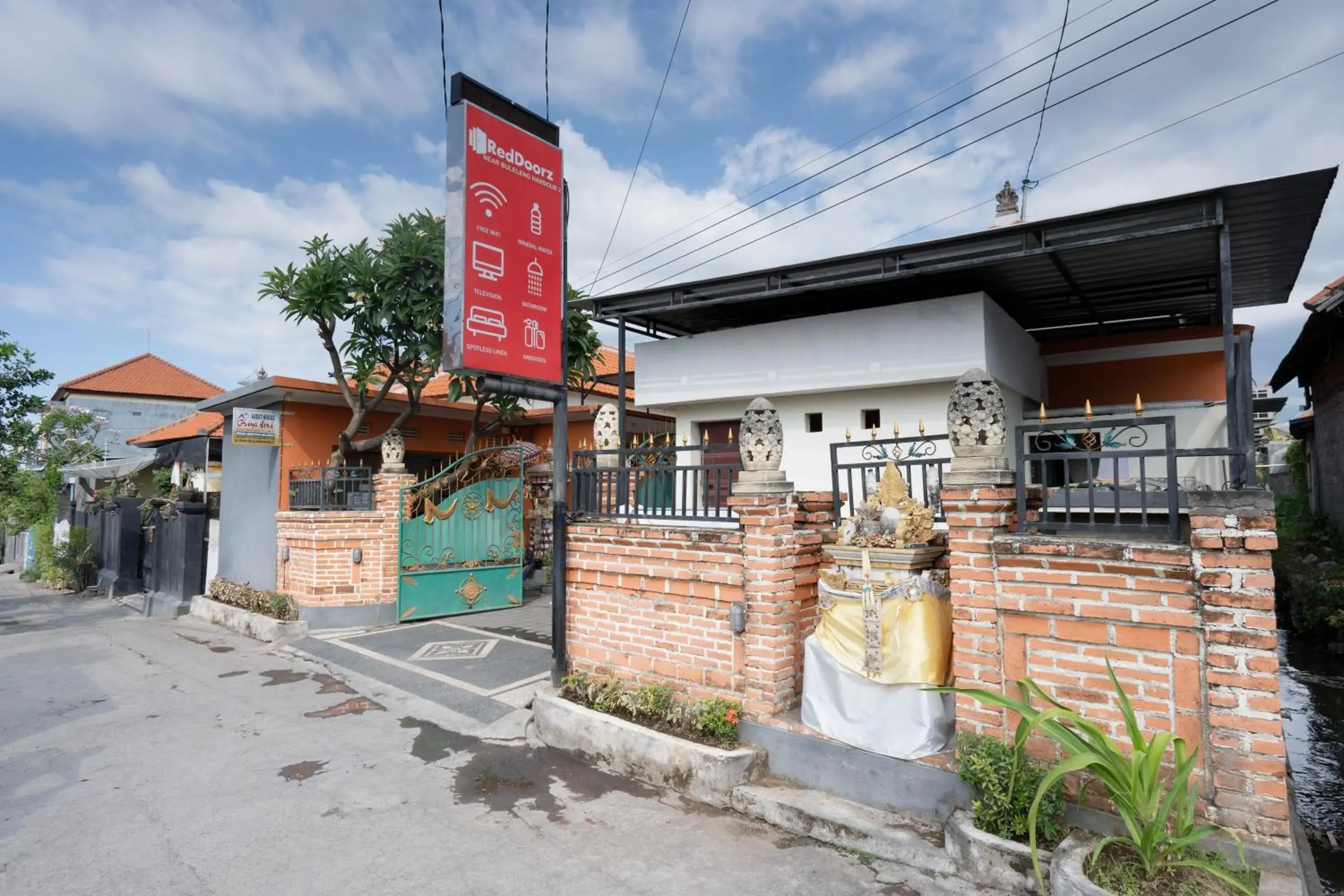 Property building in RedDoorz near Buleleng Harbour 2 Property building in RedDoorz near Buleleng Harbour 2