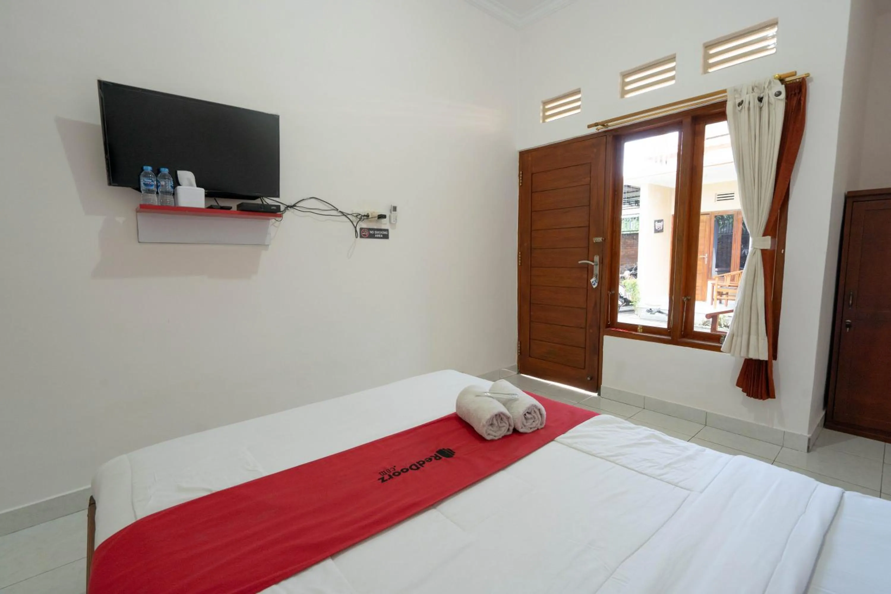 Bedroom, Bed in RedDoorz near Buleleng Harbour 2