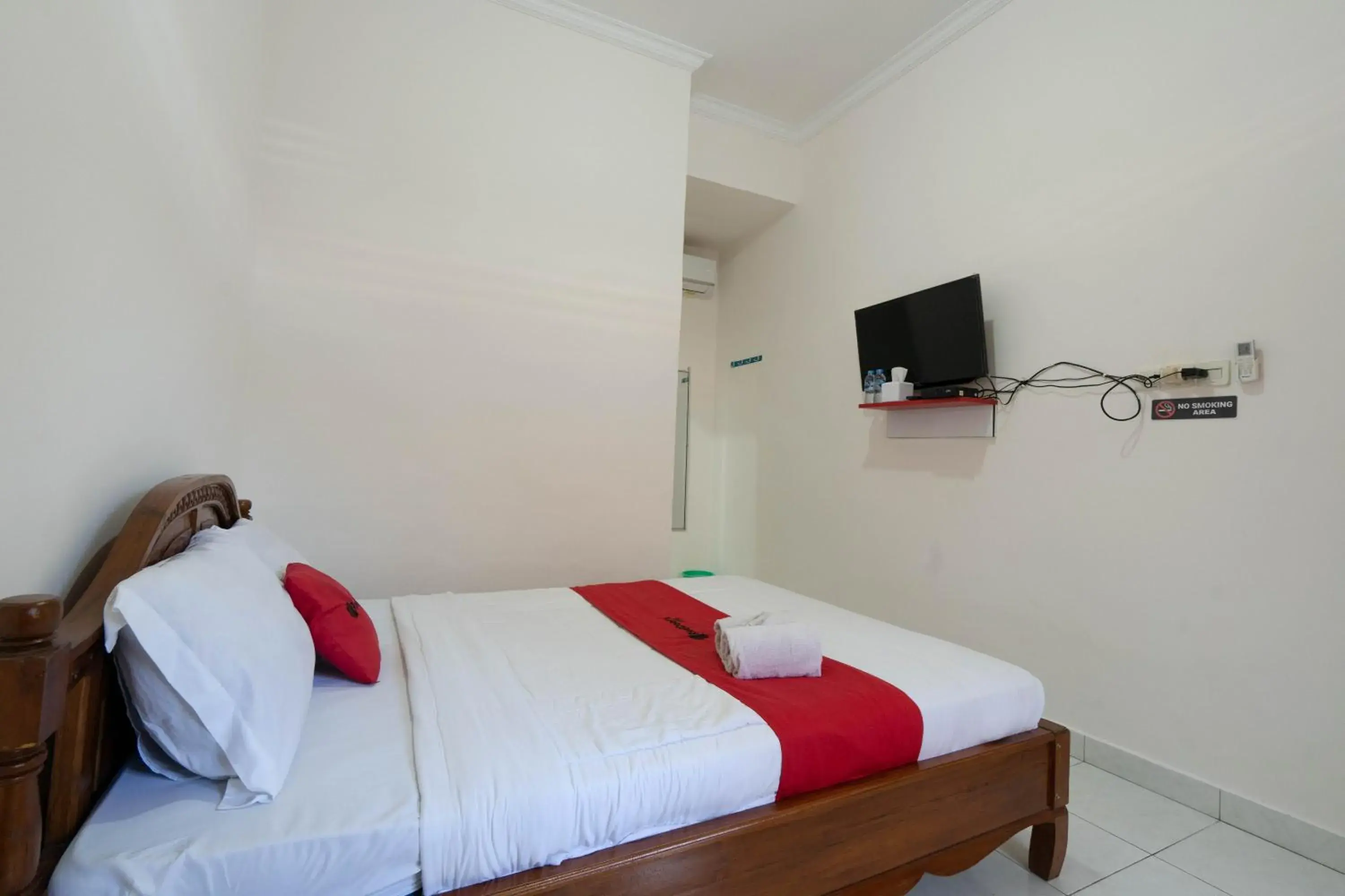 Bedroom, Bed in RedDoorz near Buleleng Harbour 2 Bedroom, Bed in RedDoorz near Buleleng Harbour 2