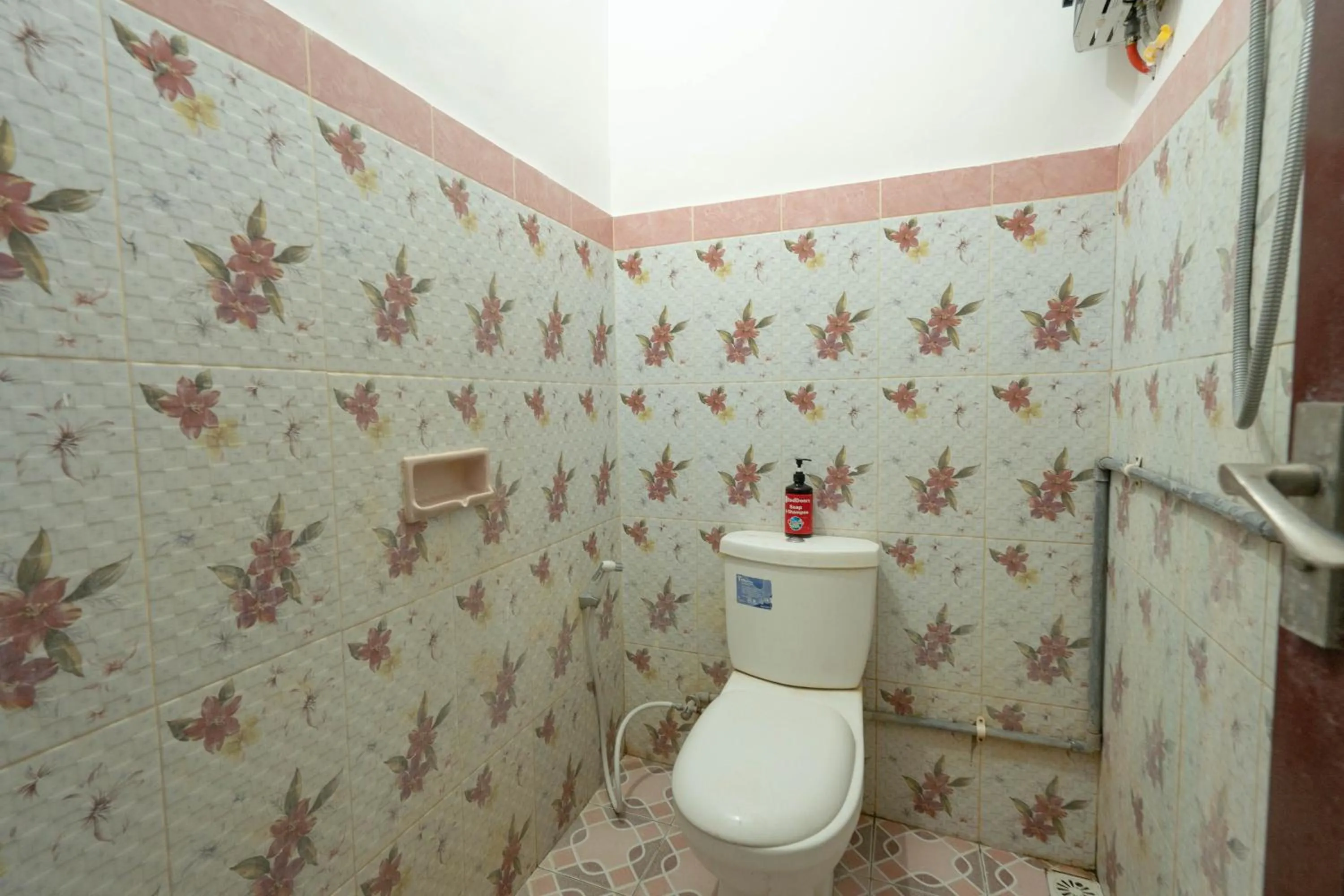 Bathroom in RedDoorz near Buleleng Harbour 2