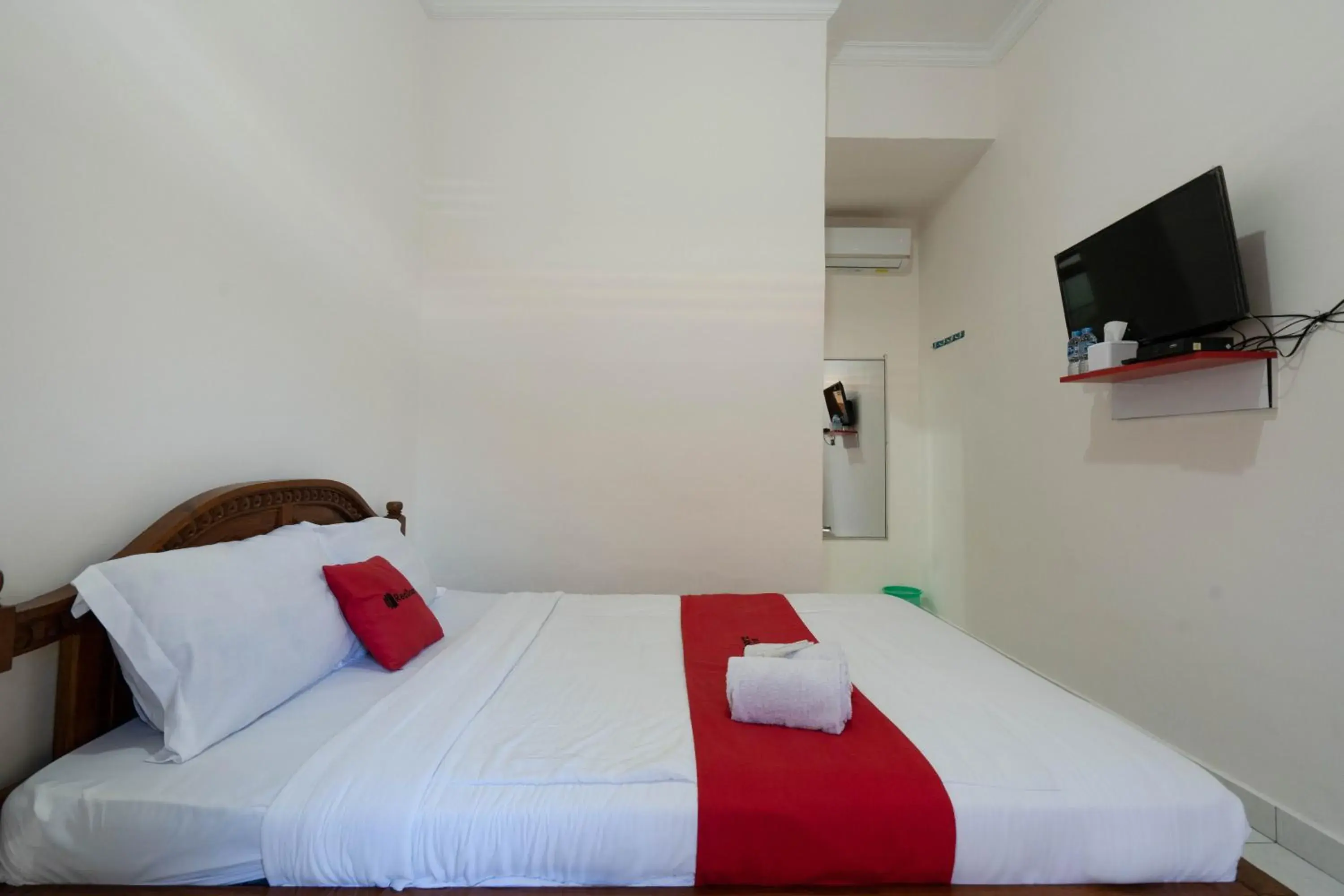 Bedroom, Bed in RedDoorz near Buleleng Harbour 2 Bedroom, Bed in RedDoorz near Buleleng Harbour 2