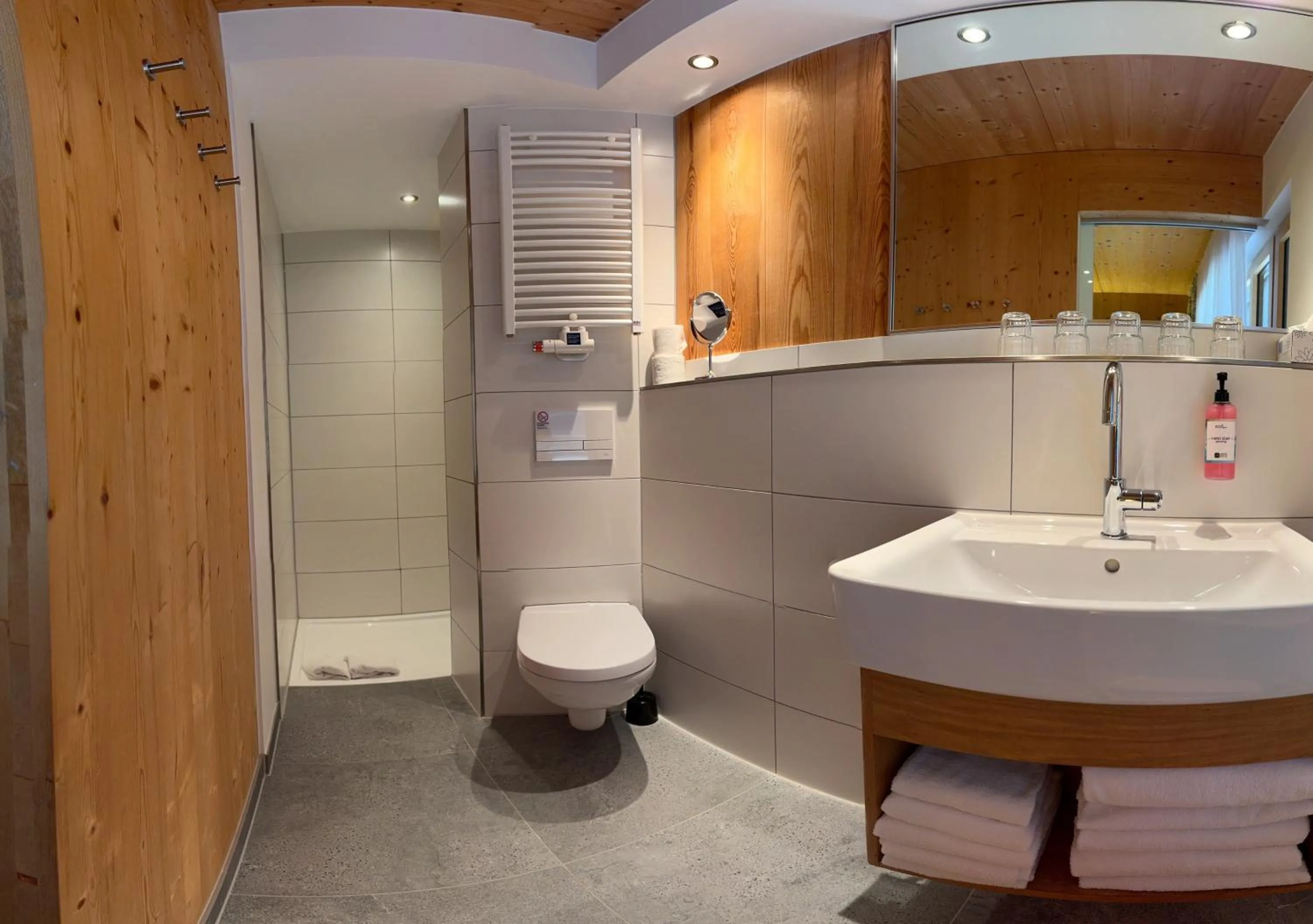 Bathroom in Ökohotel aus Holz Alea Eco