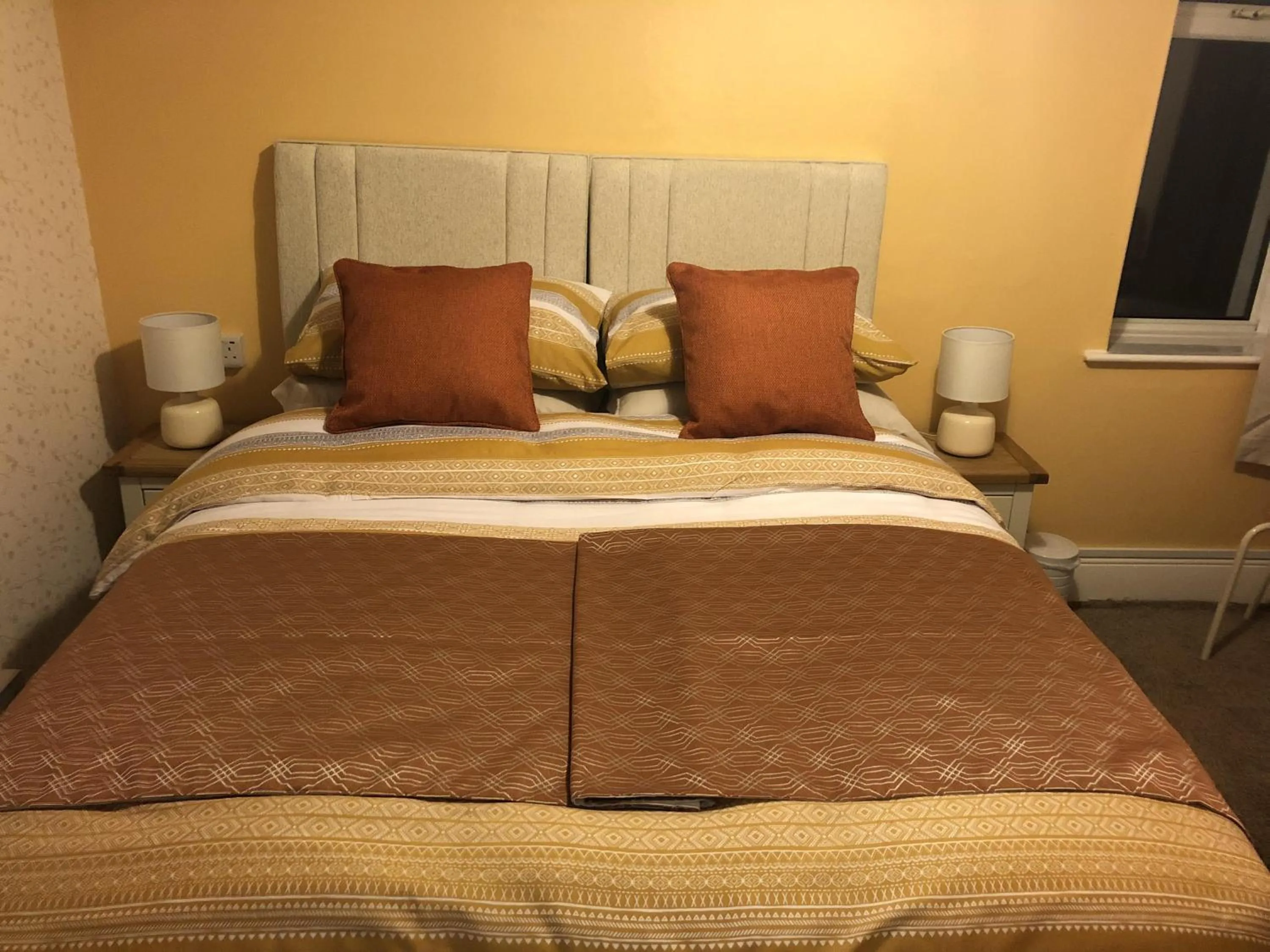 Bedroom, Bed in Harbour Lodge B&B