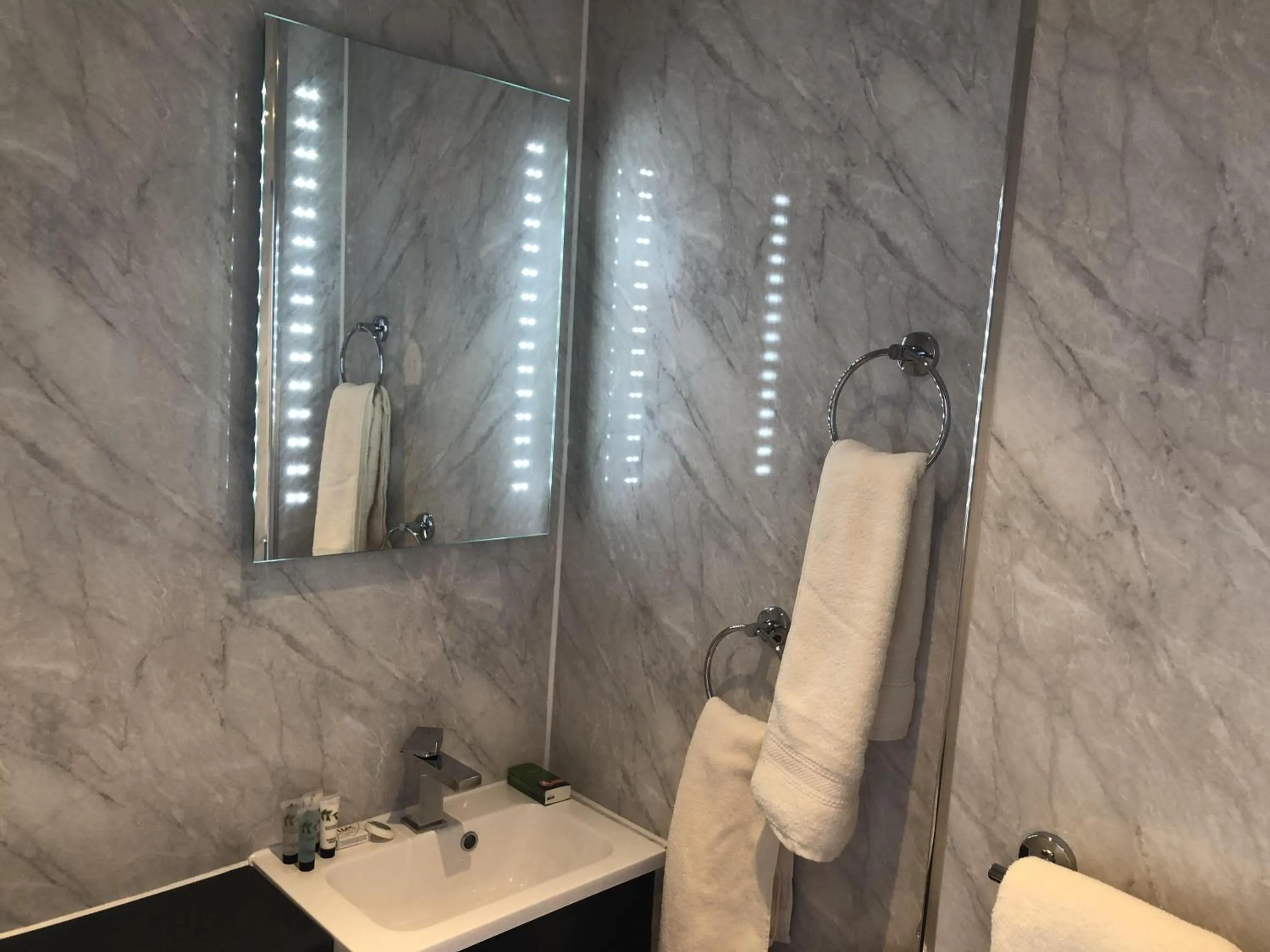 Bathroom in Harbour Lodge B&B