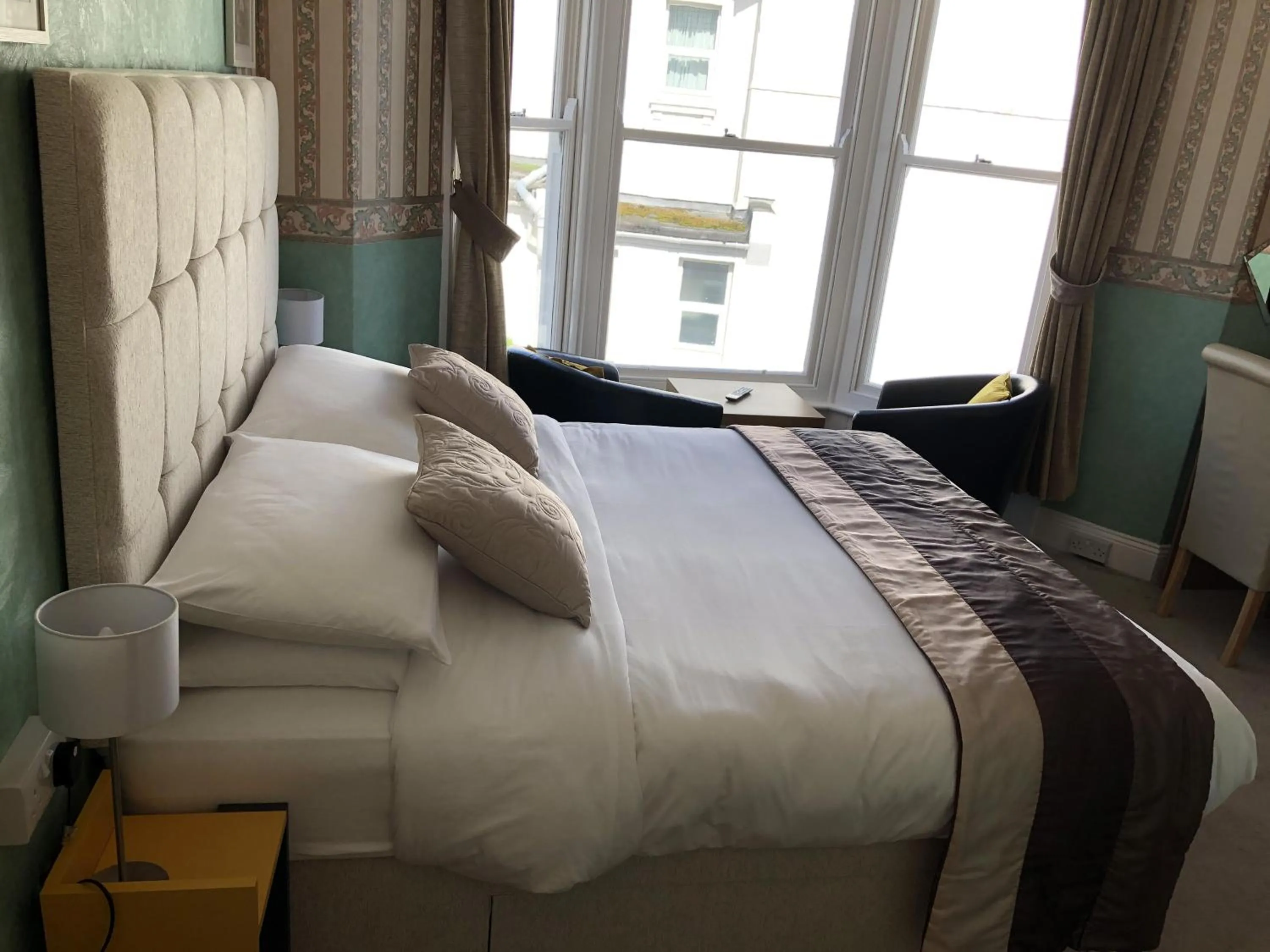Bedroom, Bed in Harbour Lodge B&B