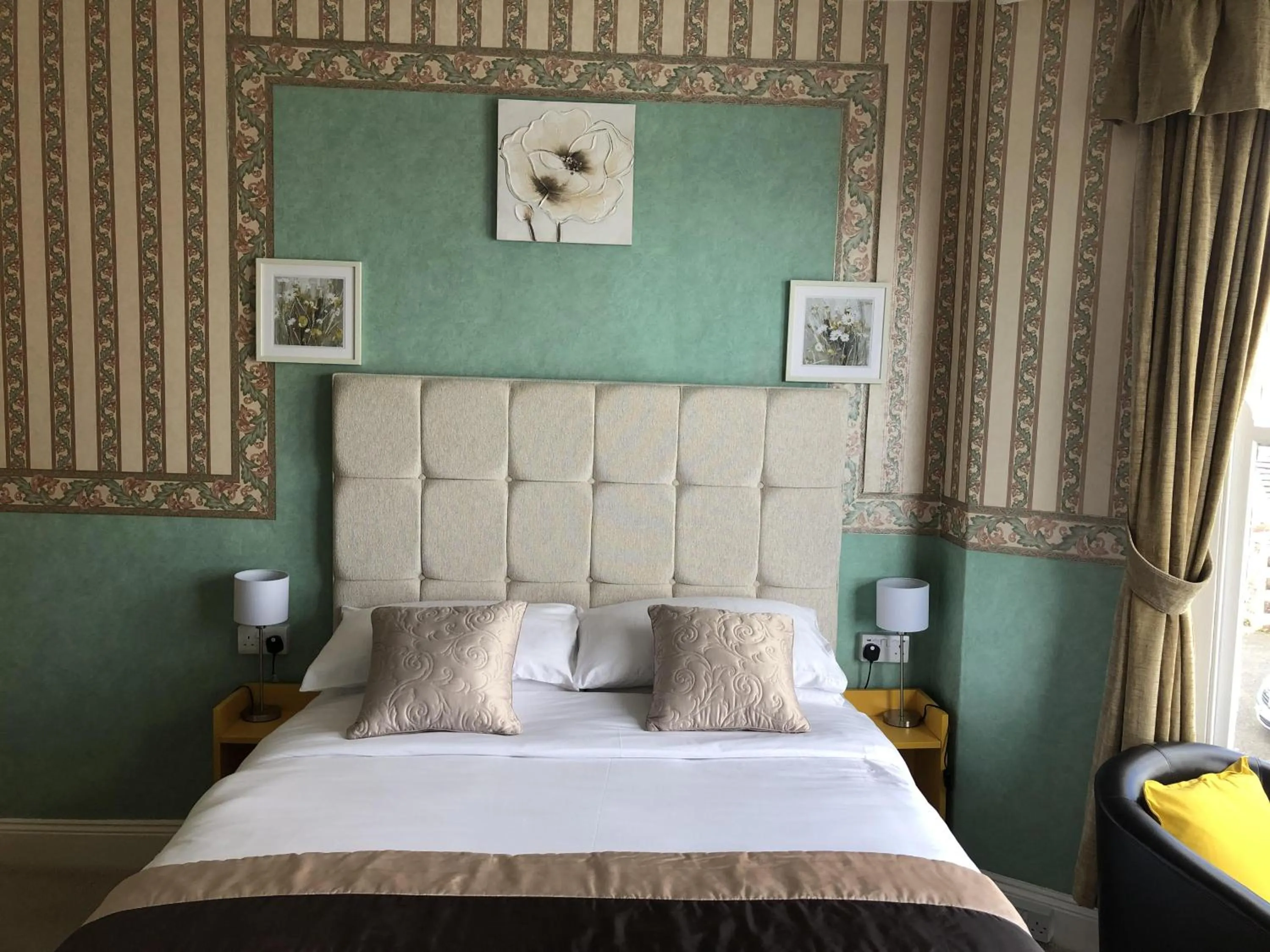 Bedroom, Bed in Harbour Lodge B&B