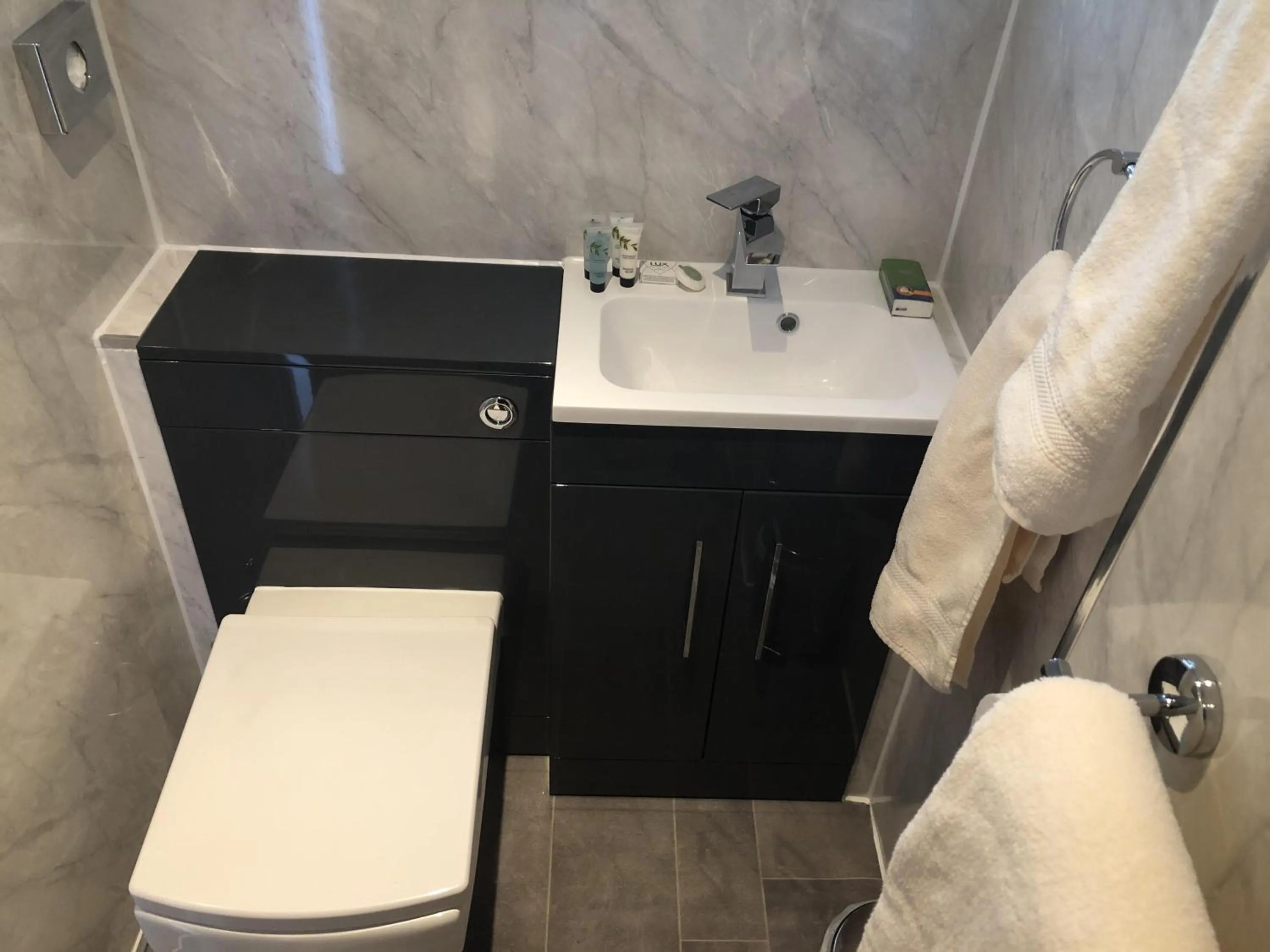 Bathroom in Harbour Lodge B&B