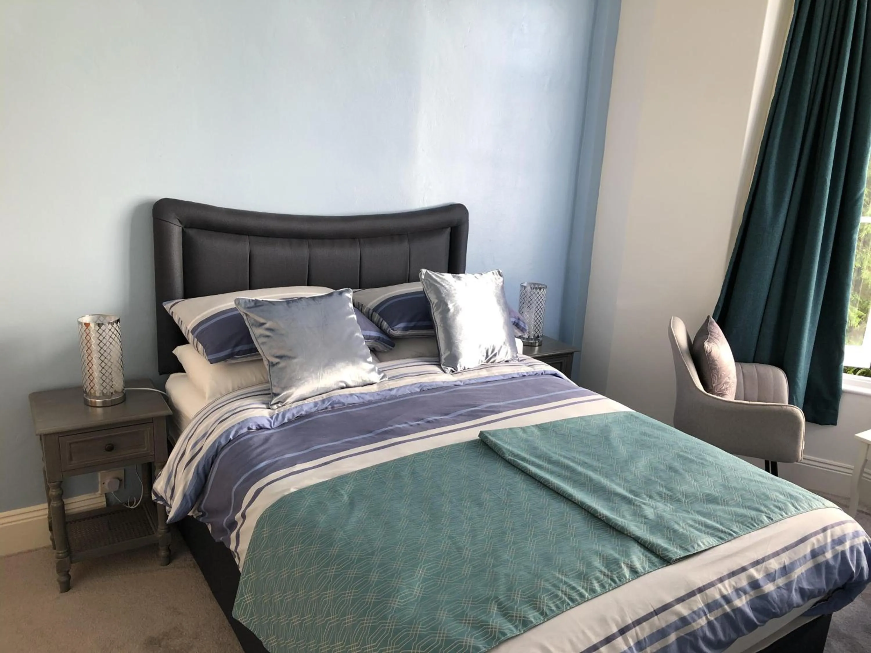 Bedroom, Bed in Harbour Lodge B&B