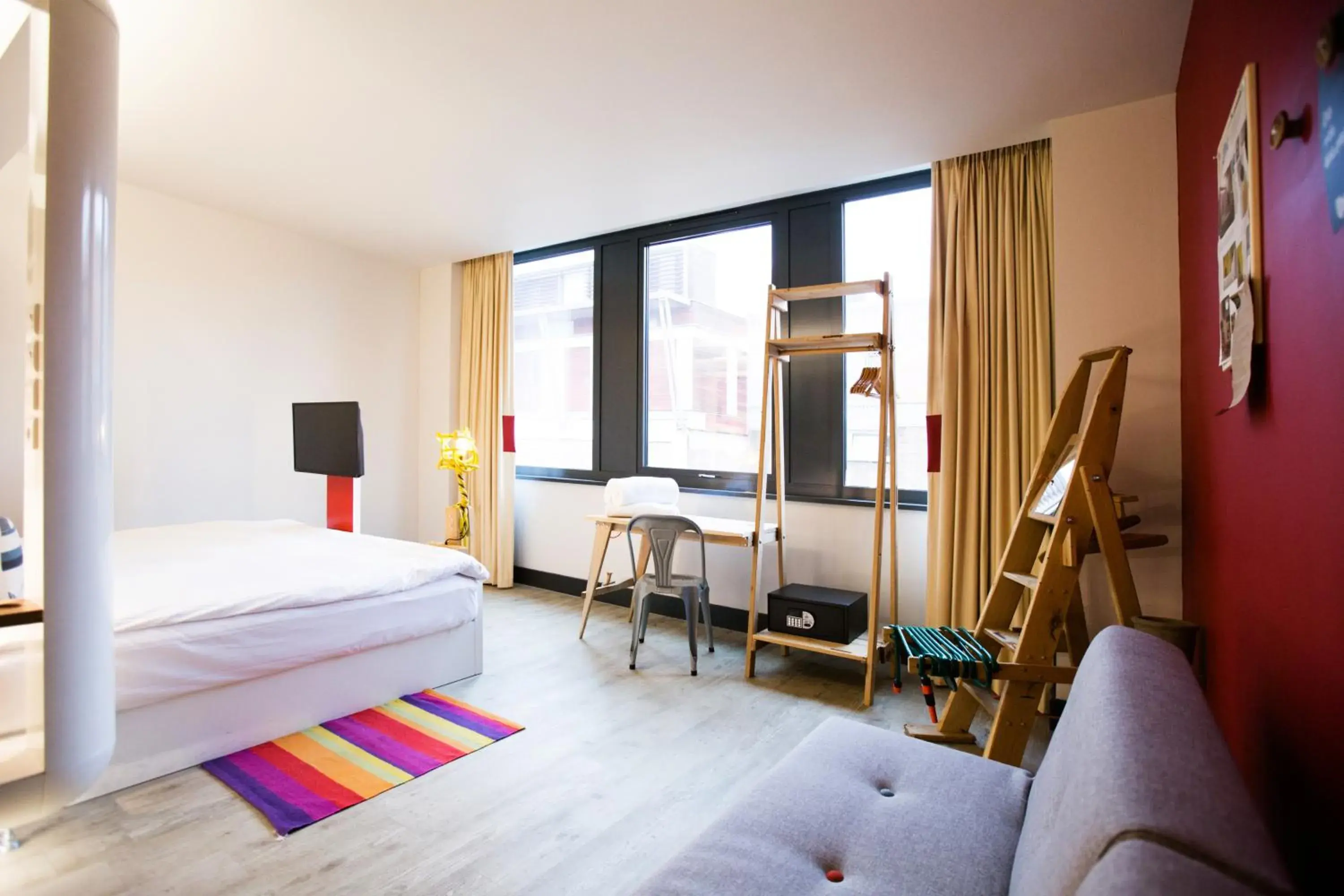 Day, Bed in The Corner London City Day, Bed in The Corner London City