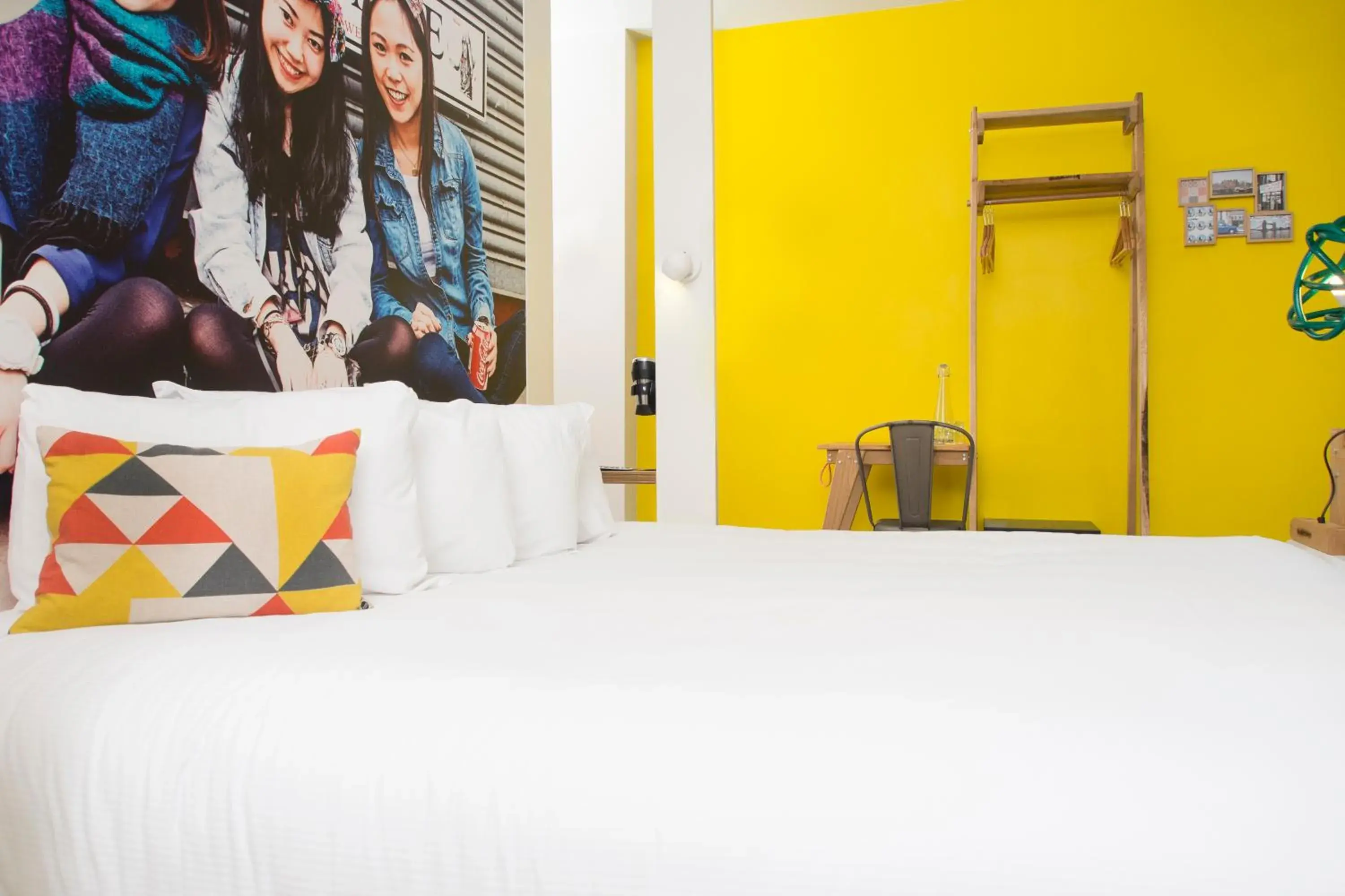 Bedroom, Bed in The Corner London City Bedroom, Bed in The Corner London City