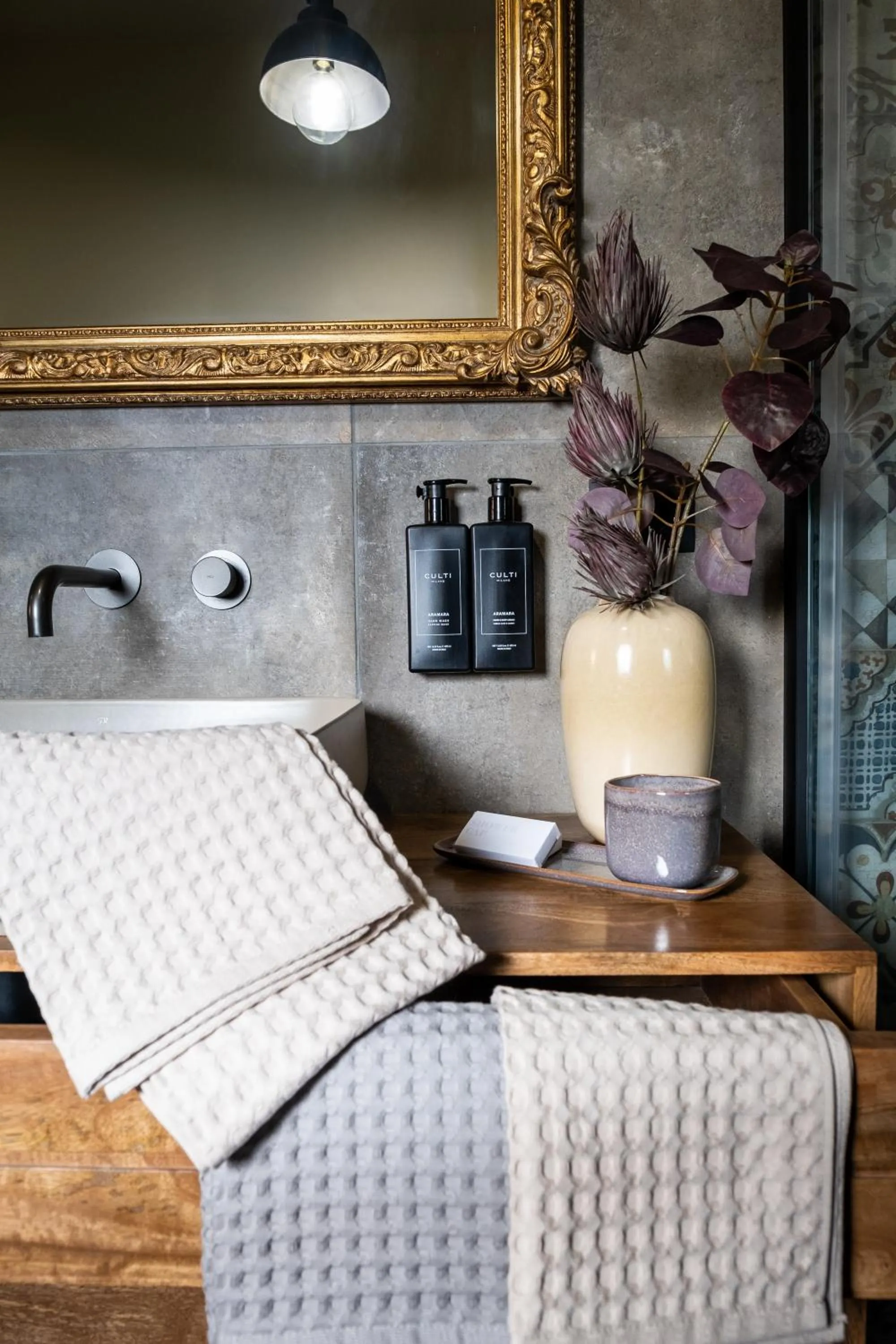 Decorative detail in Relais San Baio