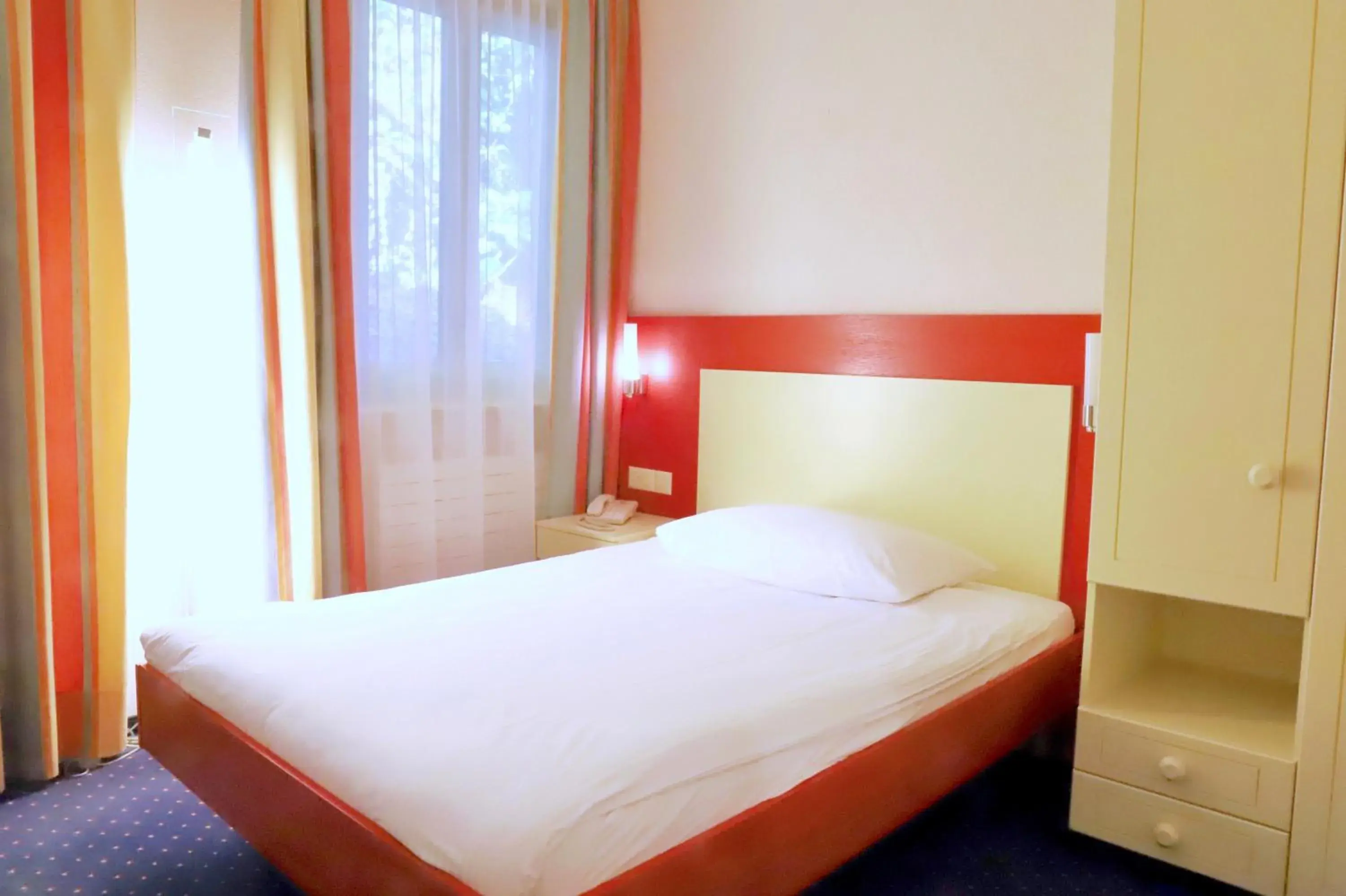 Budget Single Room in Hotel Arancio Budget Single Room in Hotel Arancio