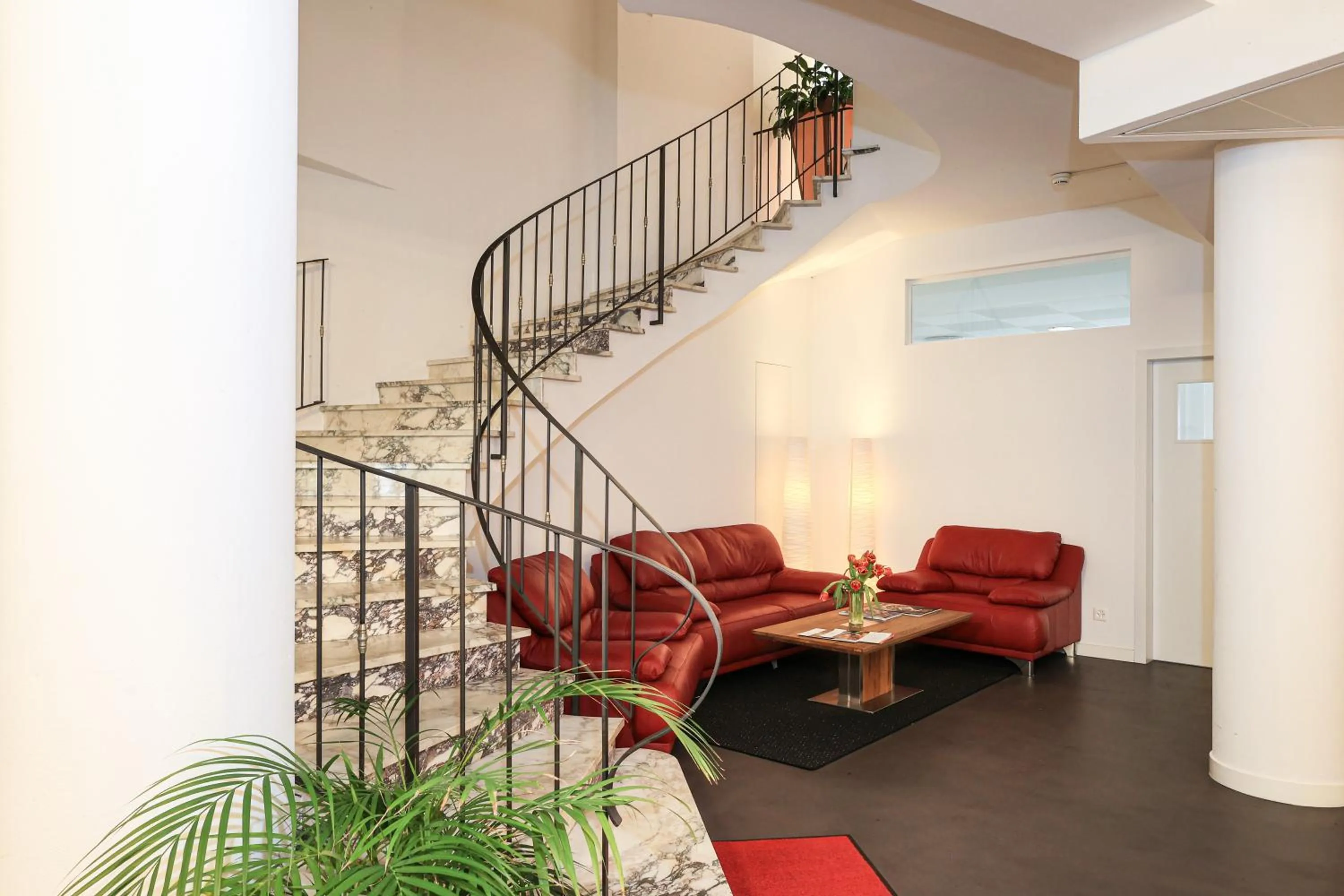 Communal lounge/ TV room in Hotel Geranio Au Lac