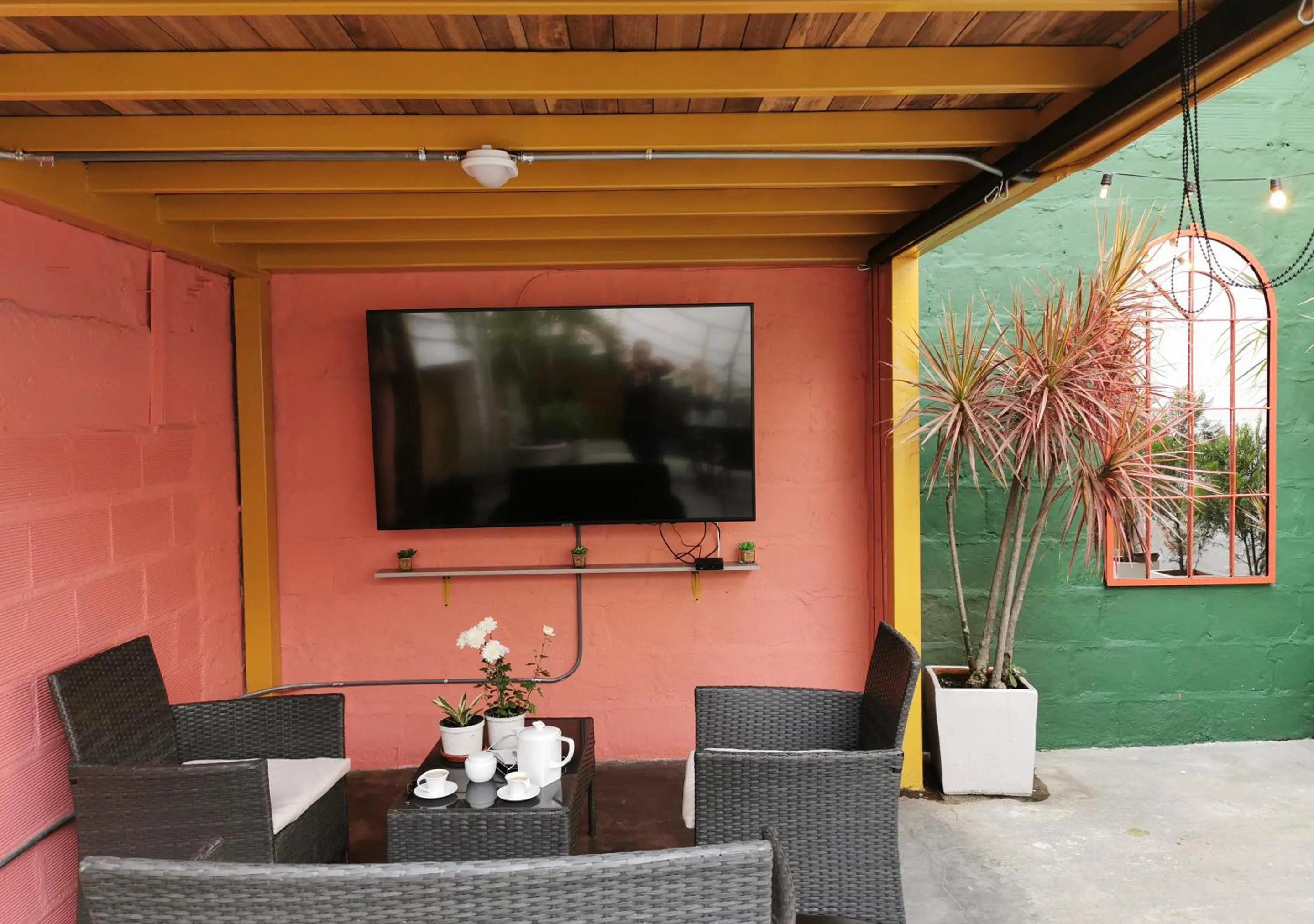 Communal lounge/ TV room in Botánica Casa Hotel