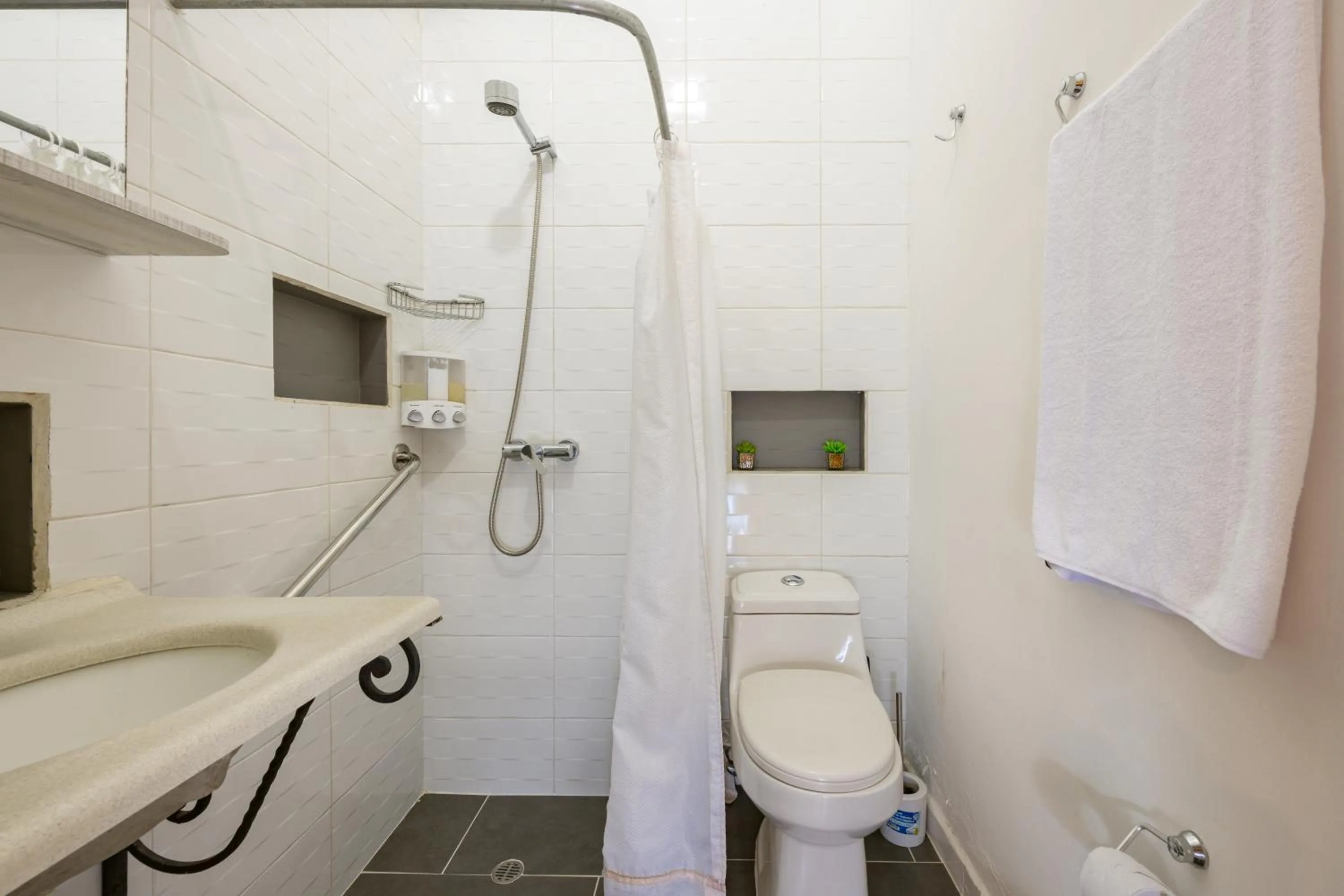Shower in Botánica Casa Hotel