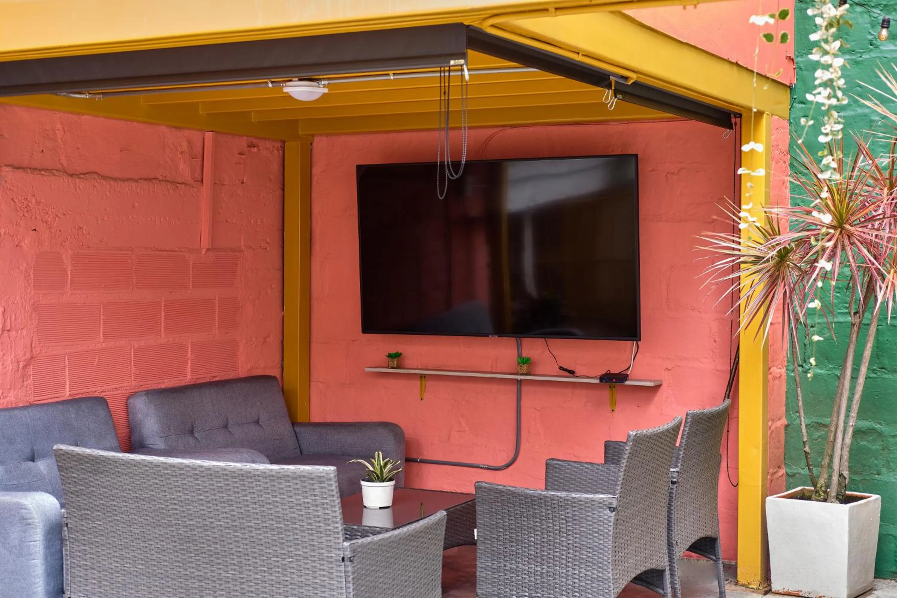 Communal lounge/ TV room in Botánica Casa Hotel