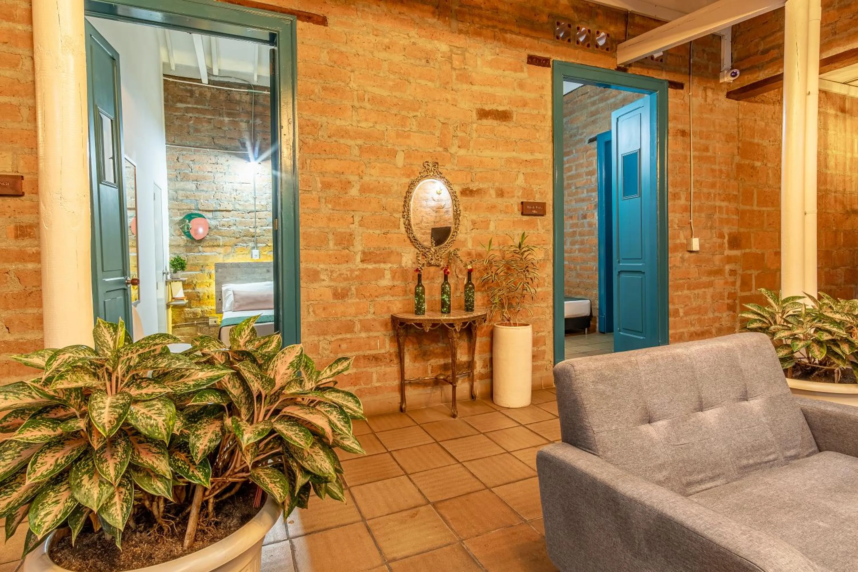 Communal lounge/ TV room in Botánica Casa Hotel