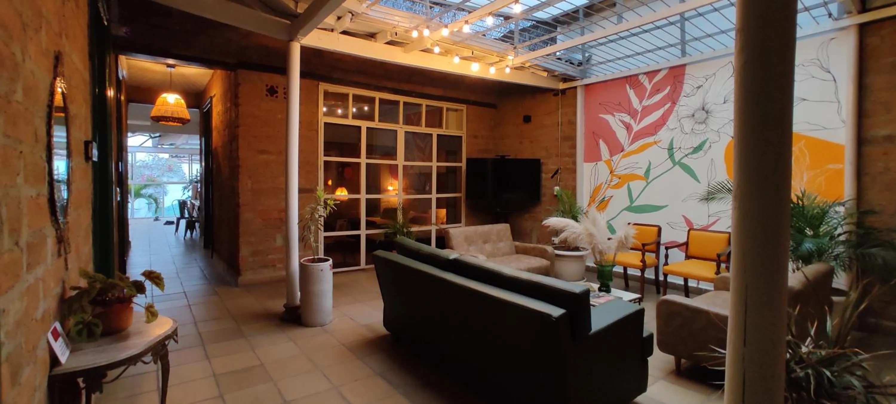 Communal lounge/ TV room in Botánica Casa Hotel