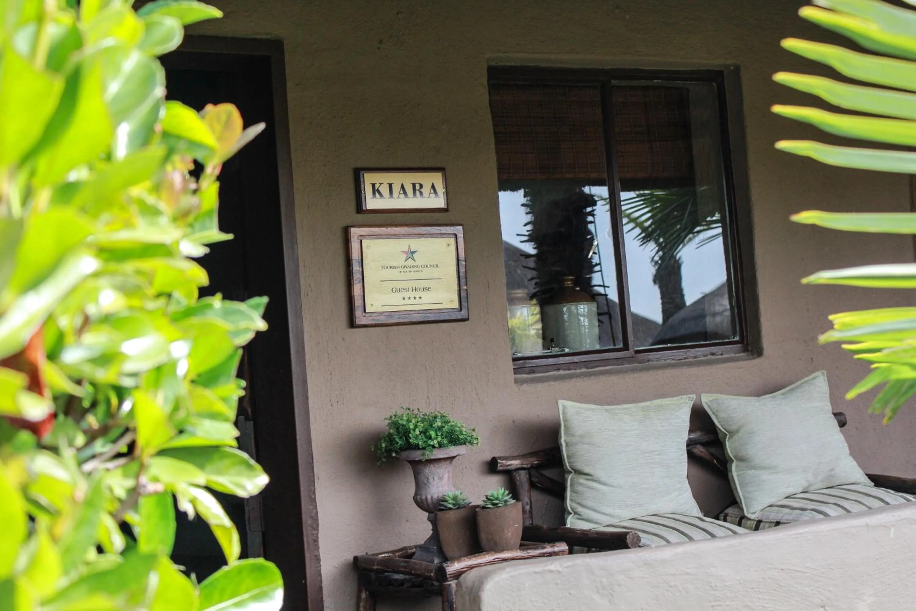 Family Bungalow in Siesta Guesthouse & Wedding Venue - Frankfort