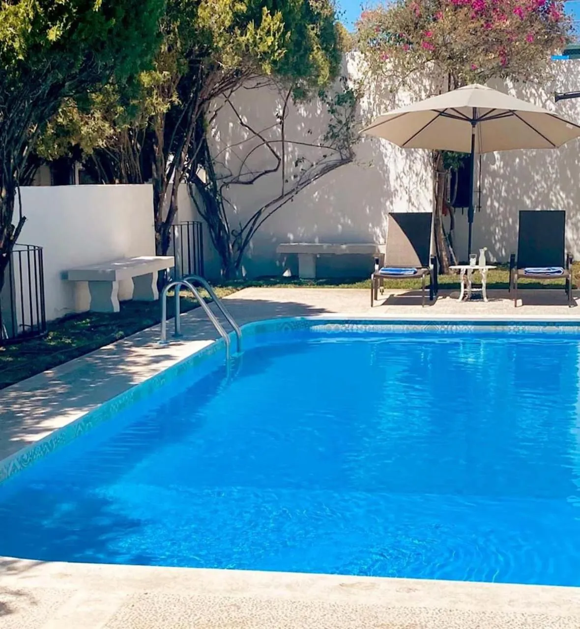 Swimming pool in Hotel El Farol