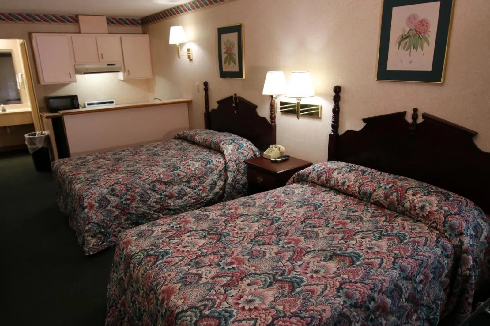 Kitchen or kitchenette, Bed in Executive Inn Kershaw