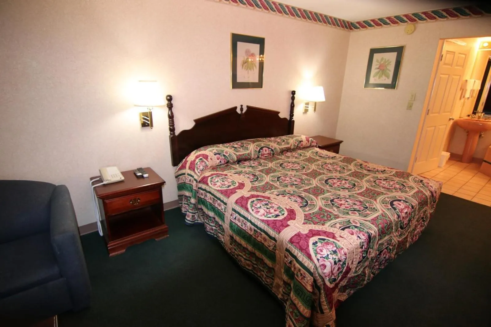 Photo of the whole room, Bed in Executive Inn Kershaw