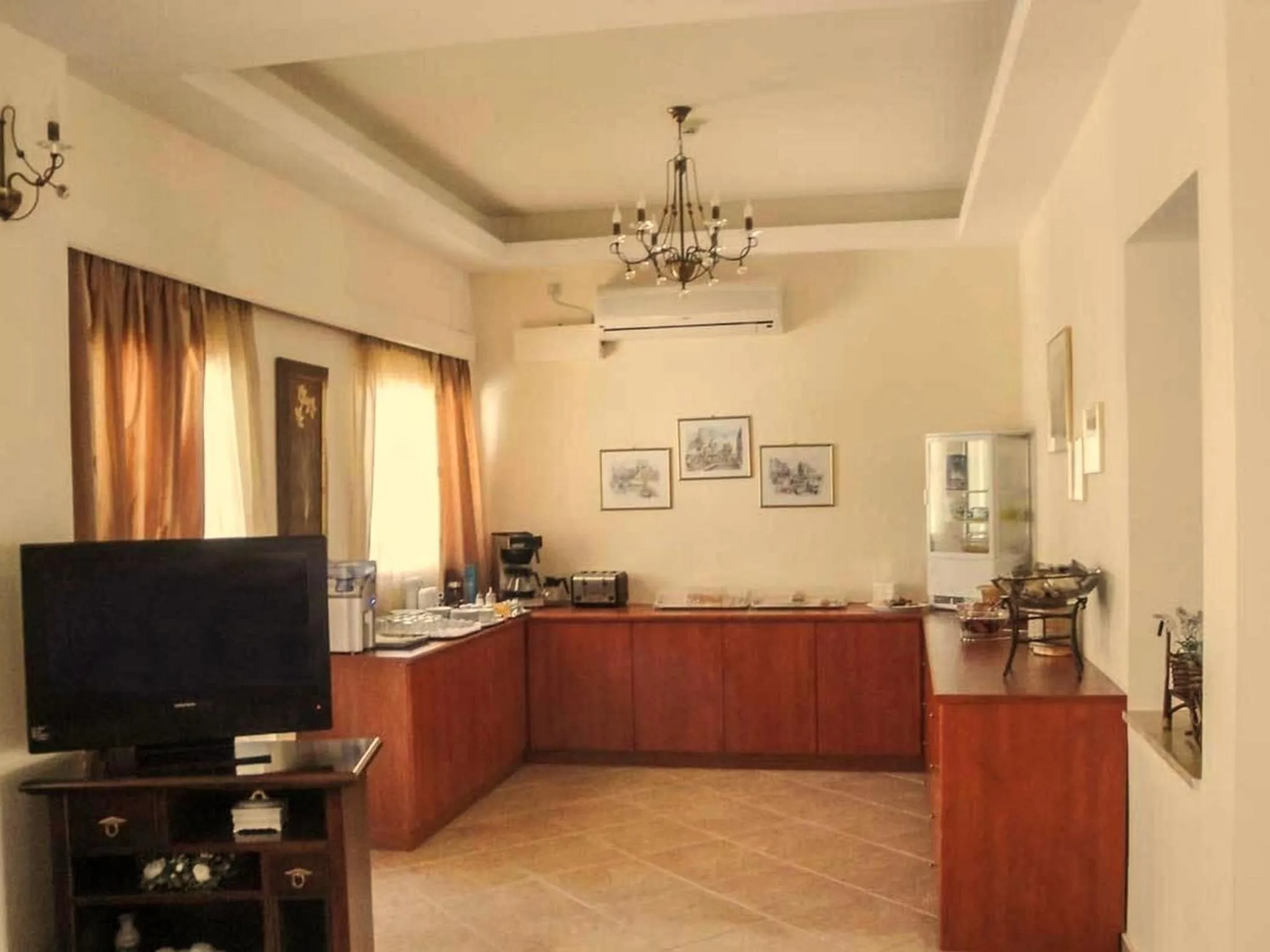 Restaurant/places to eat in Nefeli Boutique Hotel