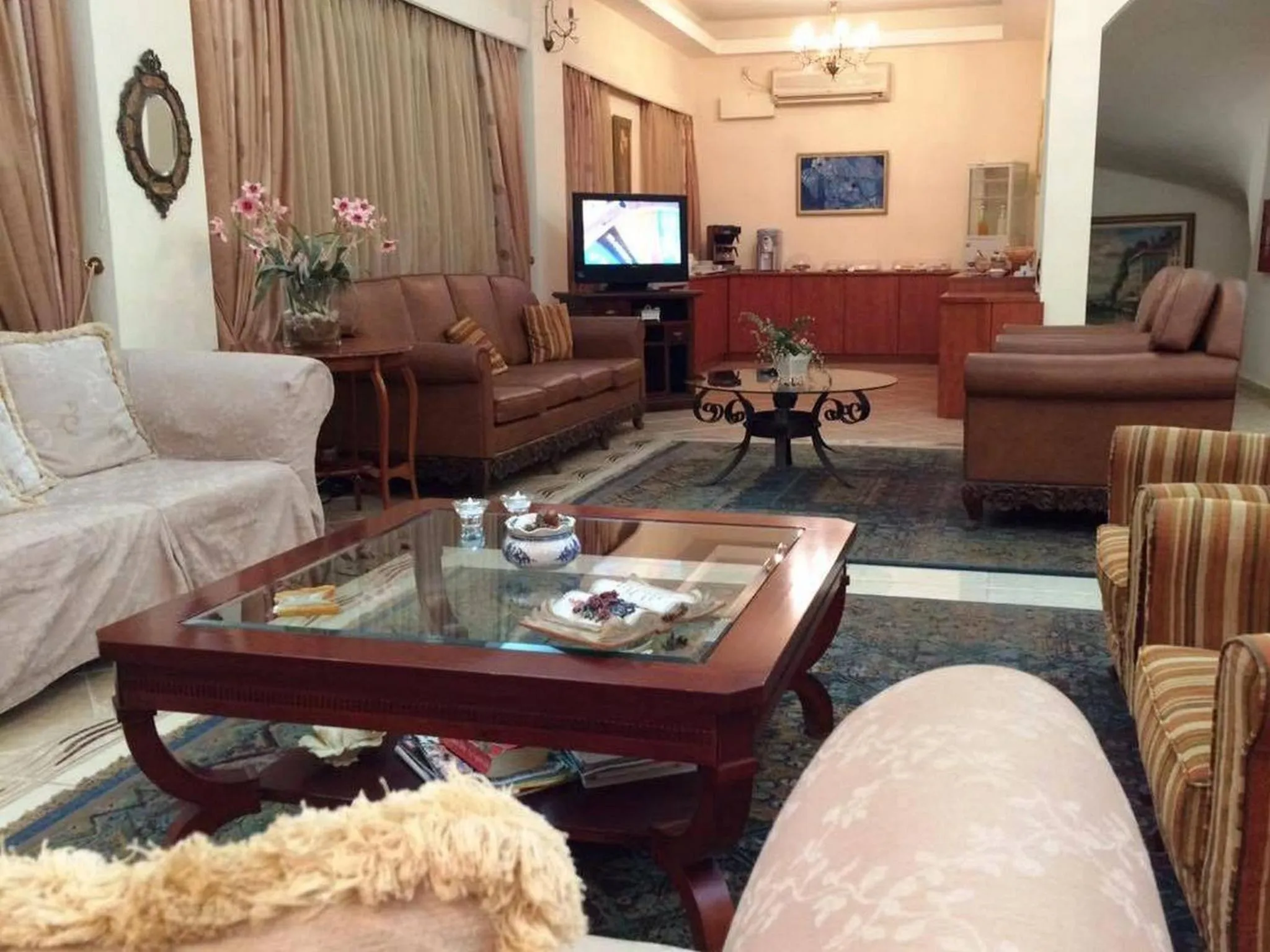 Communal lounge/ TV room in Nefeli Boutique Hotel