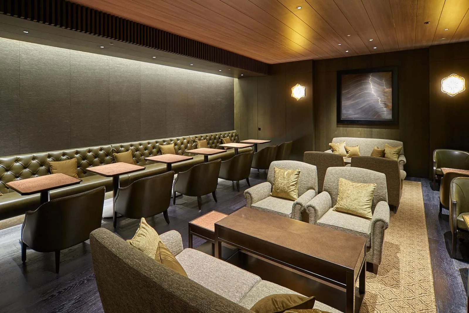 Lounge or bar in The Okura Heritage Tokyo