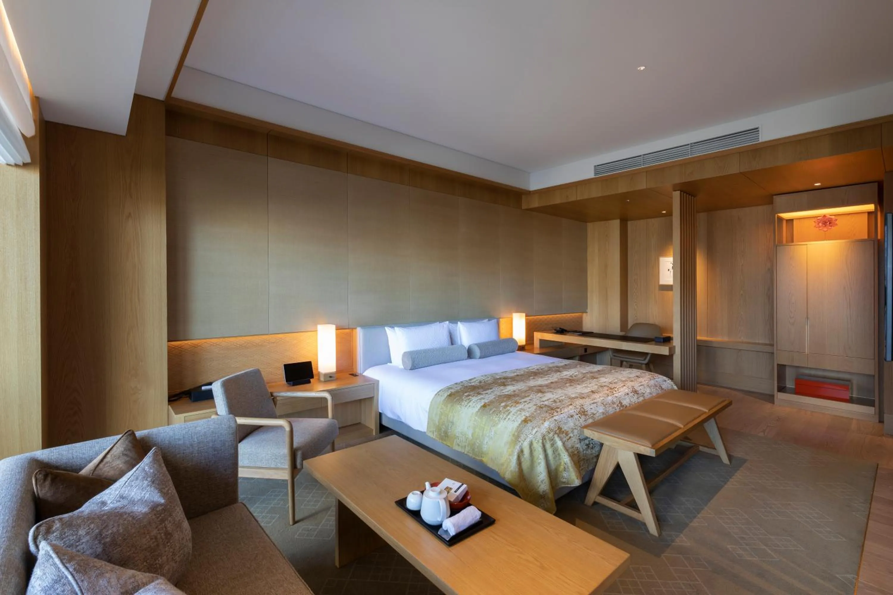 Photo of the whole room, Bed in The Okura Heritage Tokyo
