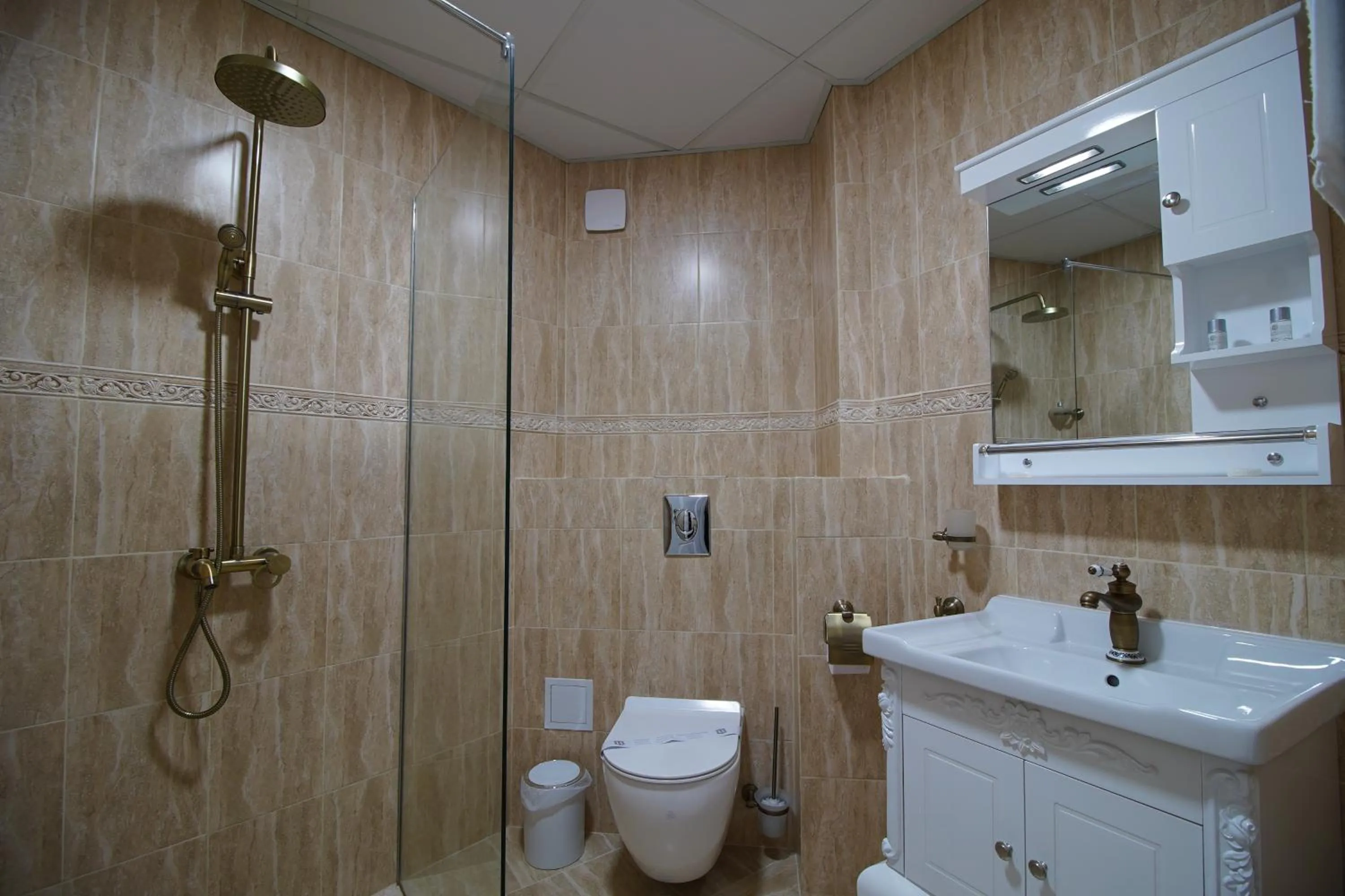 Shower in Pulpudeva Family Hotel