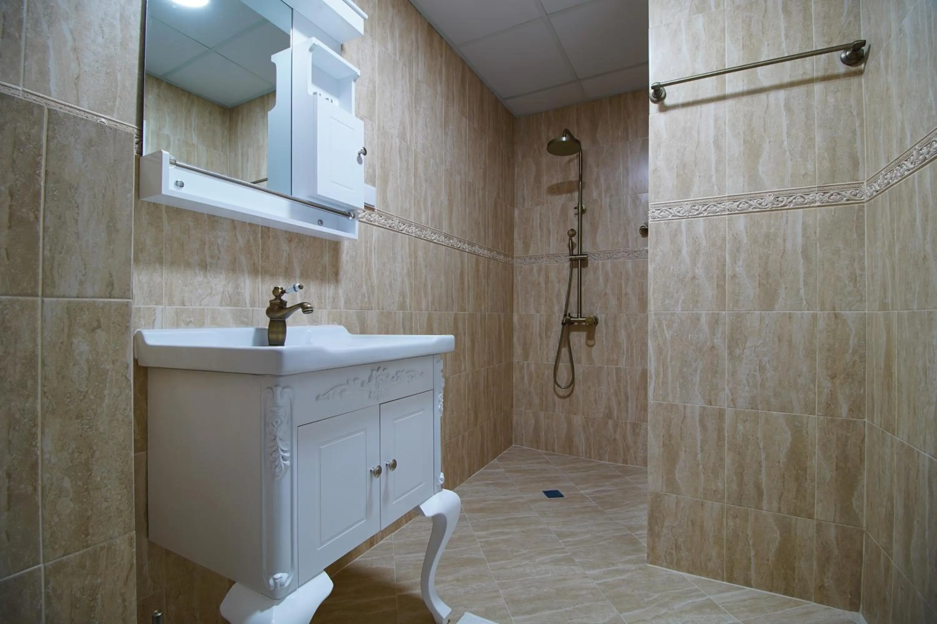 Shower in Pulpudeva Family Hotel