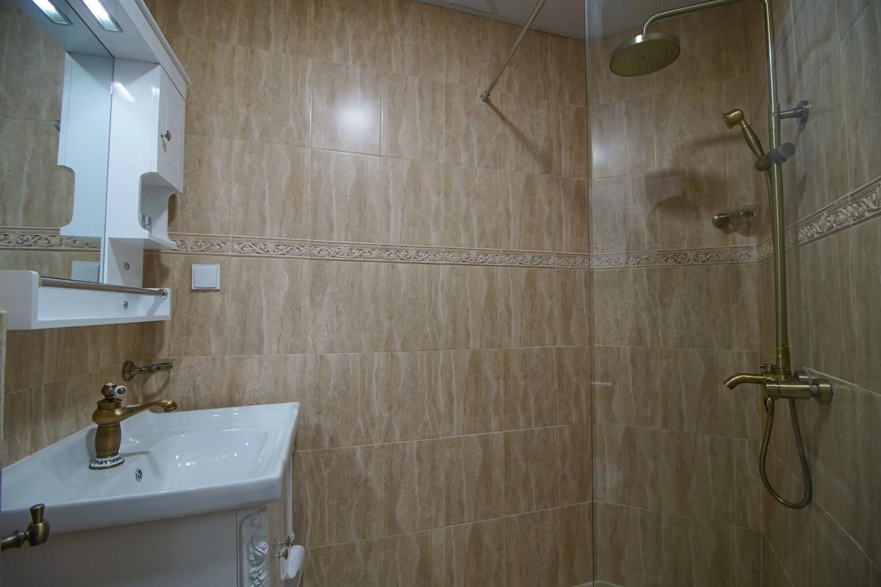 Shower in Pulpudeva Family Hotel