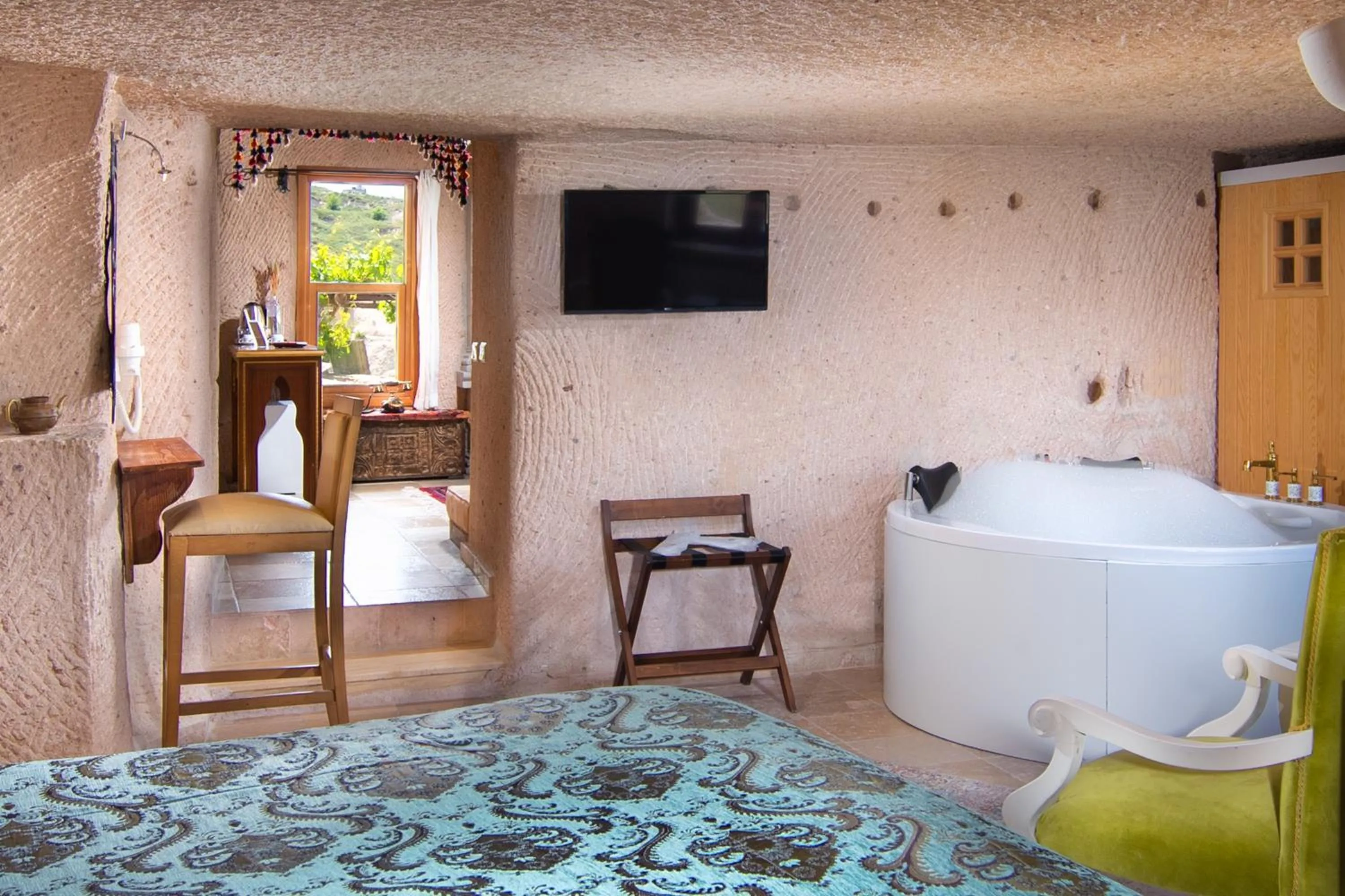 Hot Tub, Bed in Cappadocia Fairy Chimneys Selfie Cave Hotels - Special Class