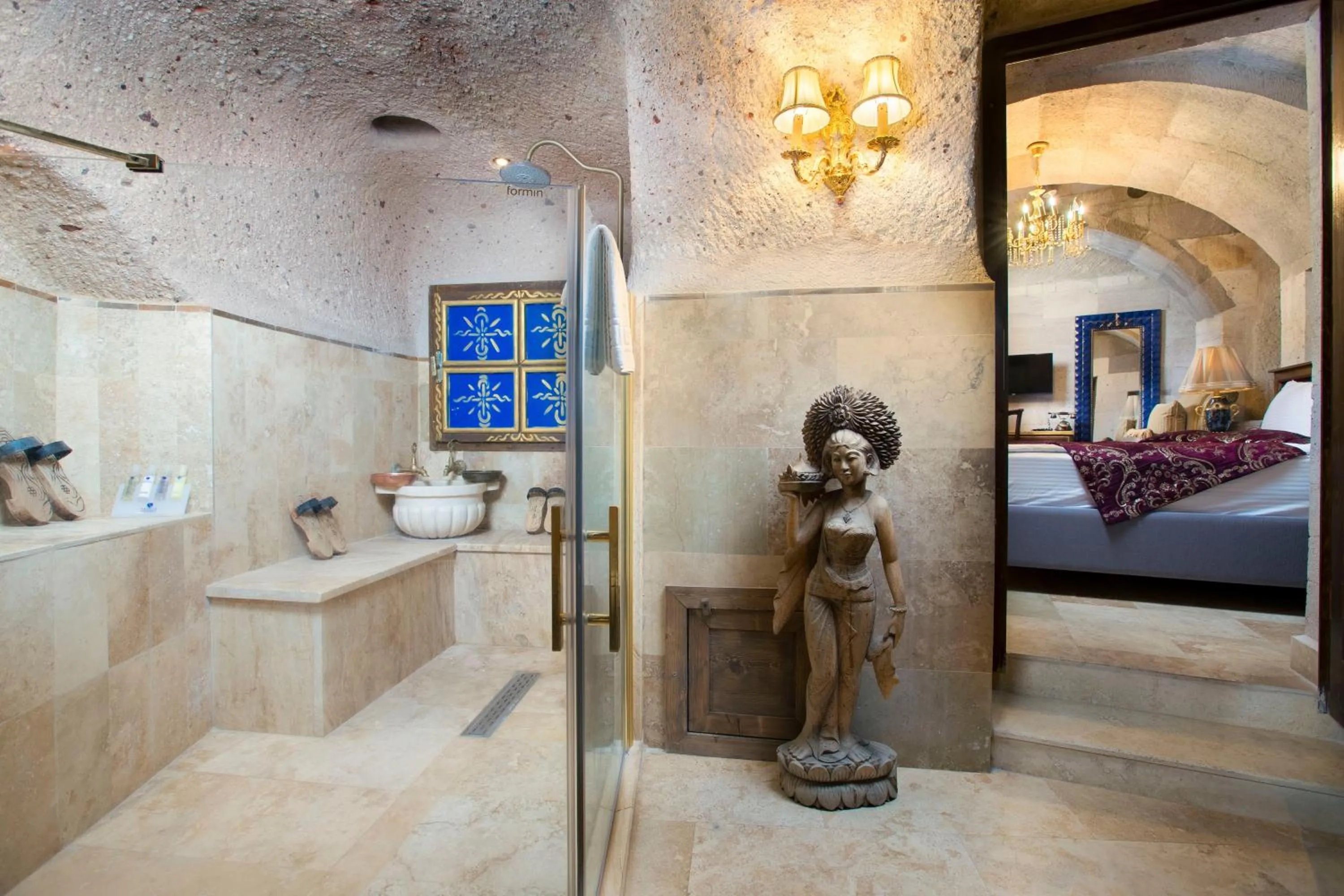Shower, Bed in Cappadocia Fairy Chimneys Selfie Cave Hotels - Special Class