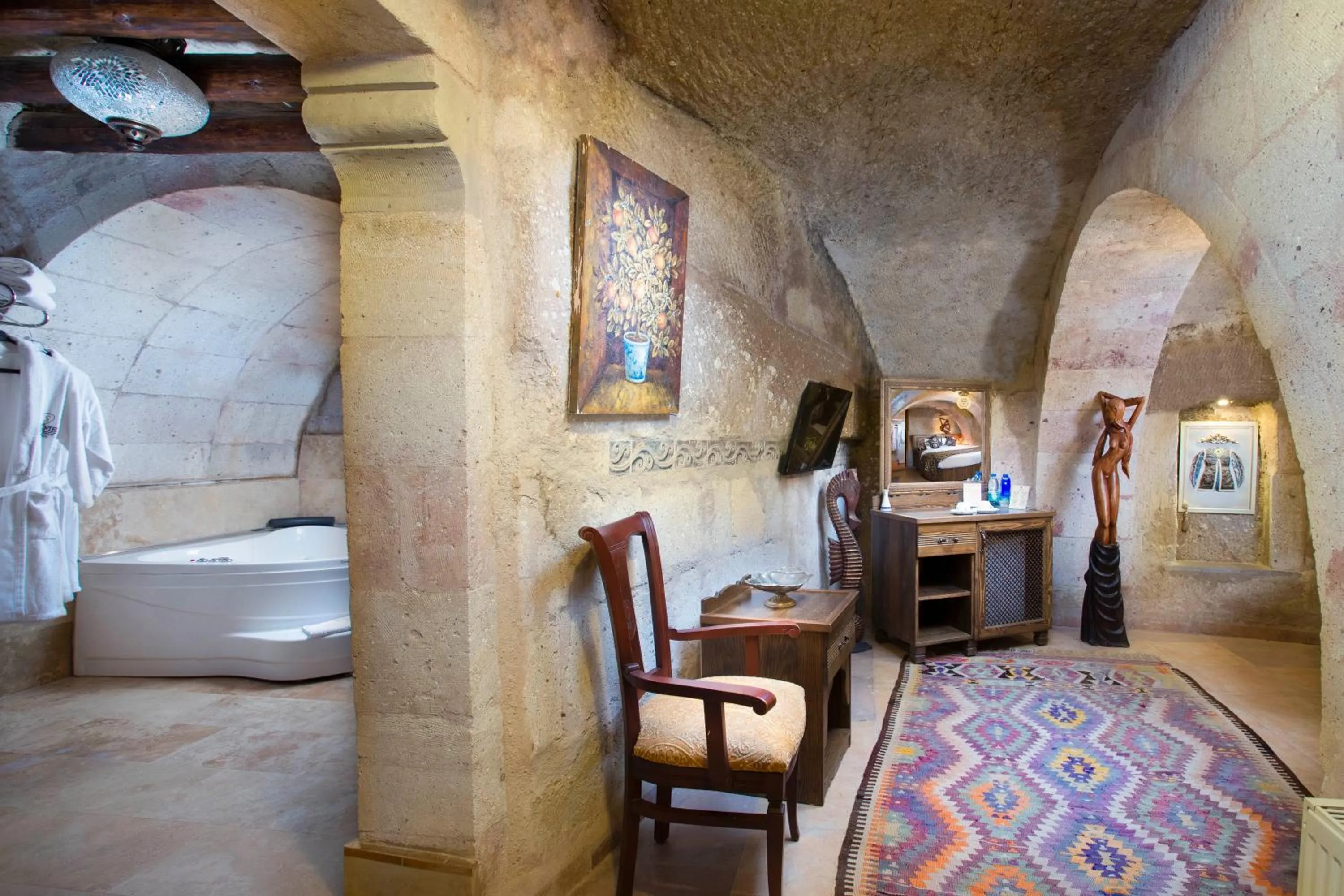 Hot Tub, Bed in Cappadocia Fairy Chimneys Selfie Cave Hotels - Special Class