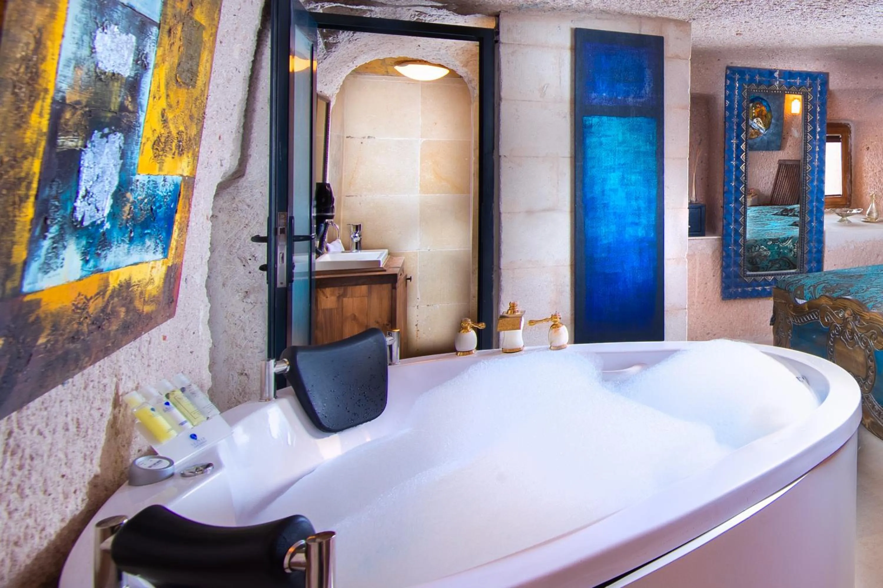 Hot Tub in Cappadocia Fairy Chimneys Selfie Cave Hotels - Special Class