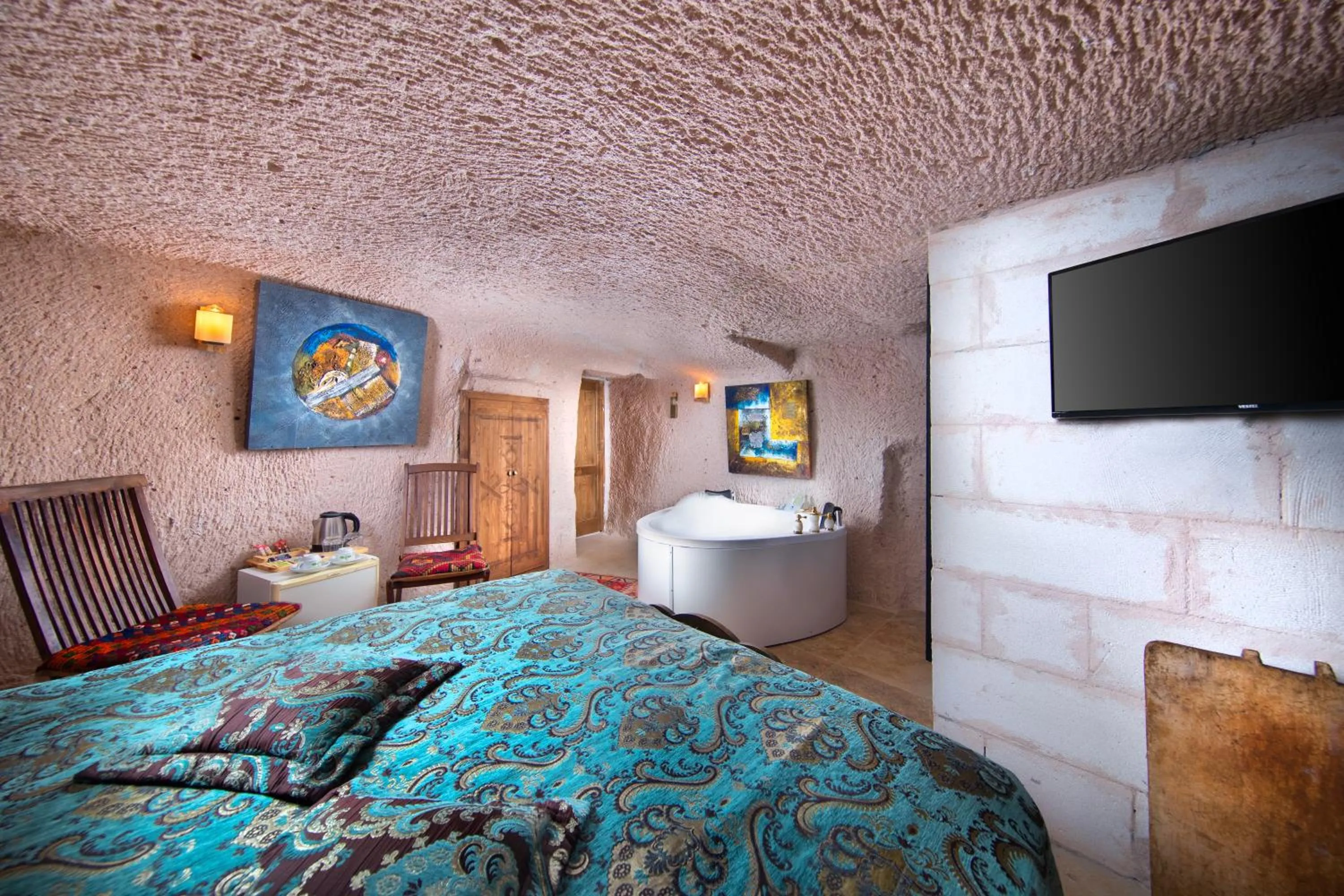 Hot Tub, Bed in Cappadocia Fairy Chimneys Selfie Cave Hotels - Special Class