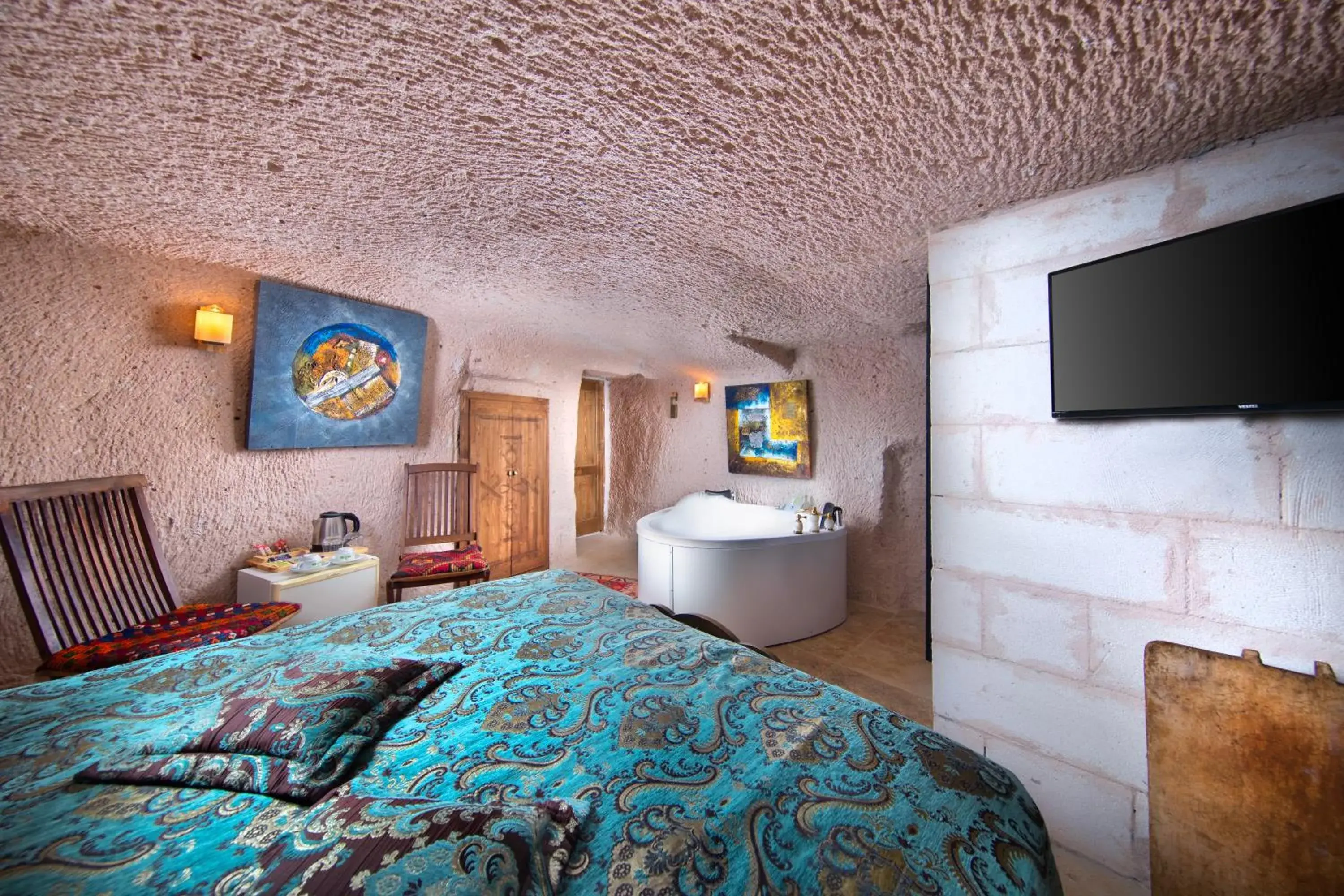 Hot Tub, Bed in Cappadocia Fairy Chimneys Selfie Cave Hotels - Special Class Hot Tub, Bed in Cappadocia Fairy Chimneys Selfie Cave Hotels - Special Class