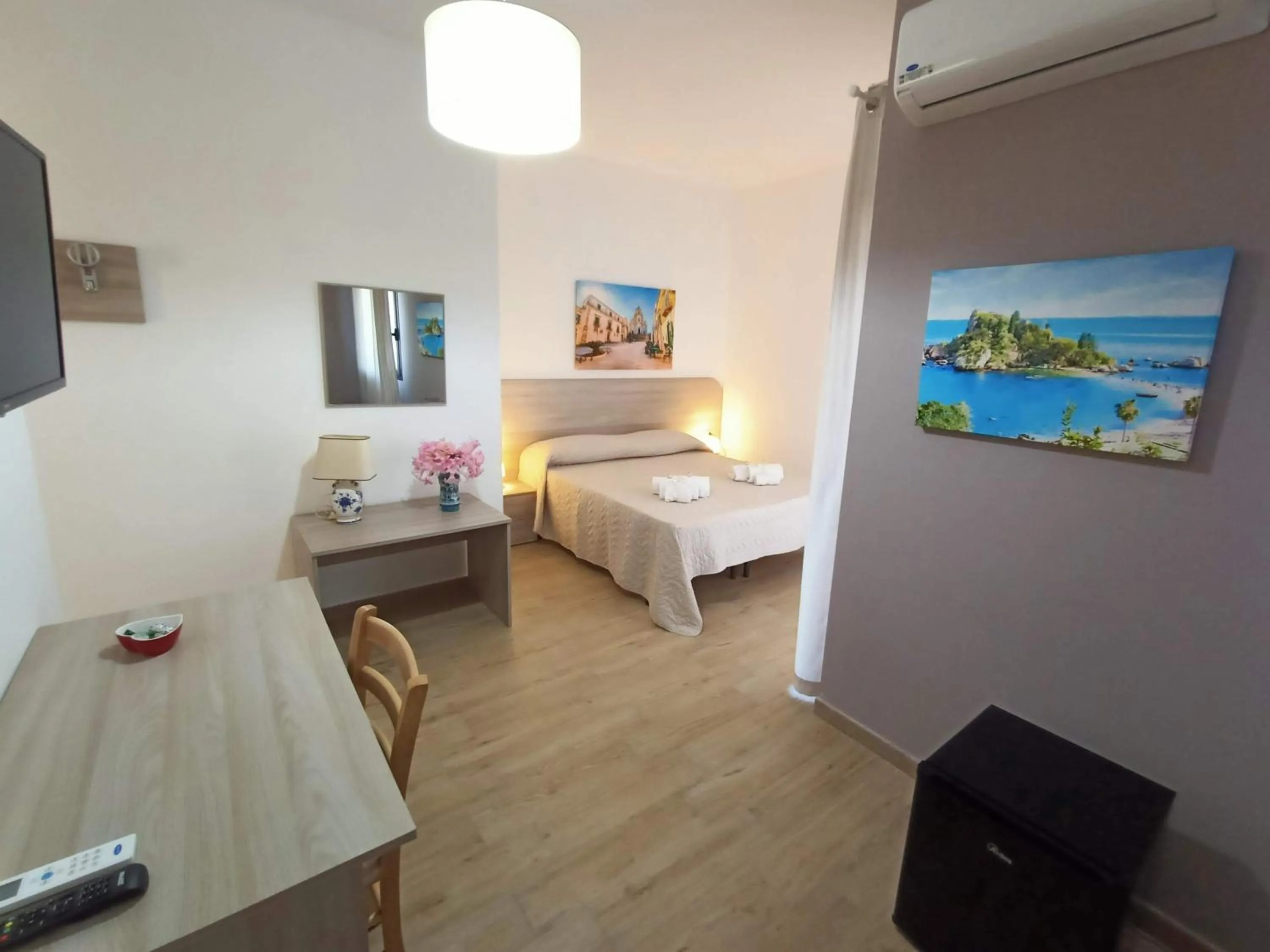 TV and multimedia, Bed in B&B Villa Sara Falconara