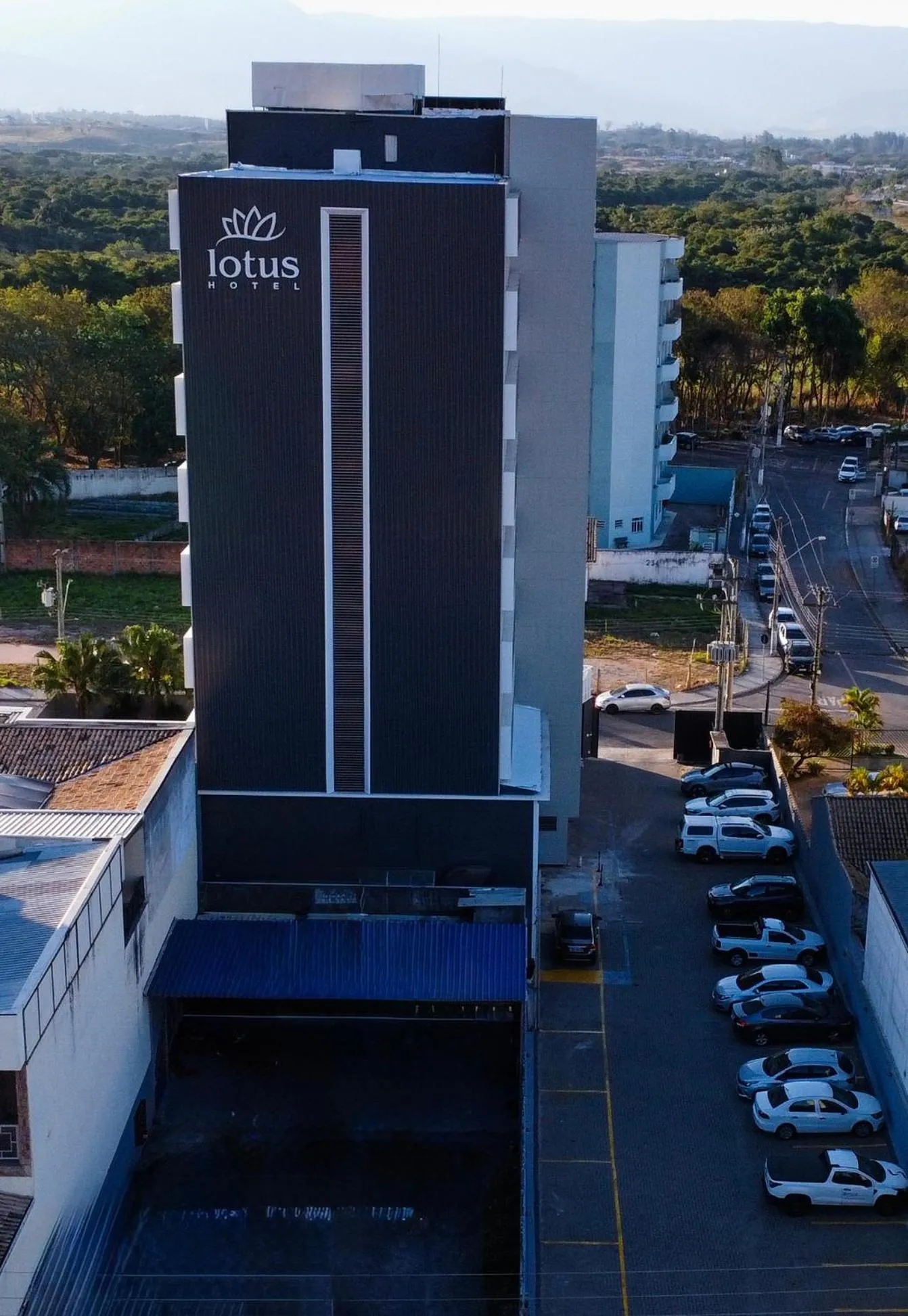 Parking in Lotus Hotel - à 6 km do Santuário de Aparecida-SP