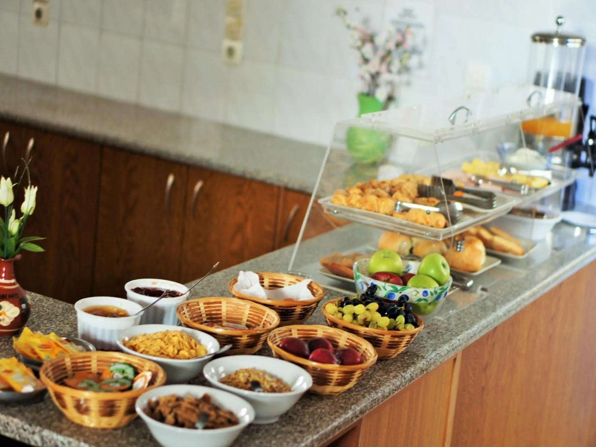 Food and drinks in Anthemis Hotel