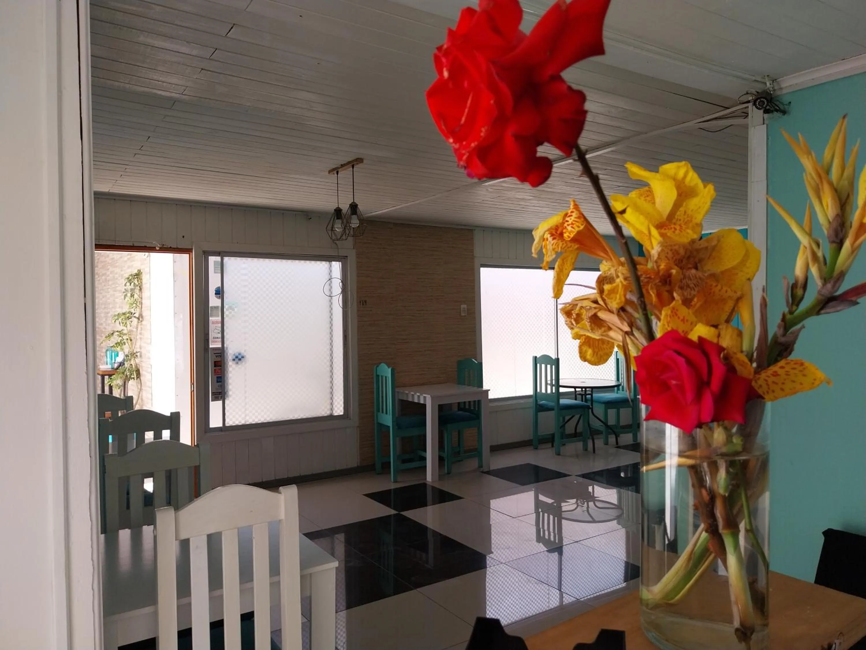 Dining area in Hostal Avenue