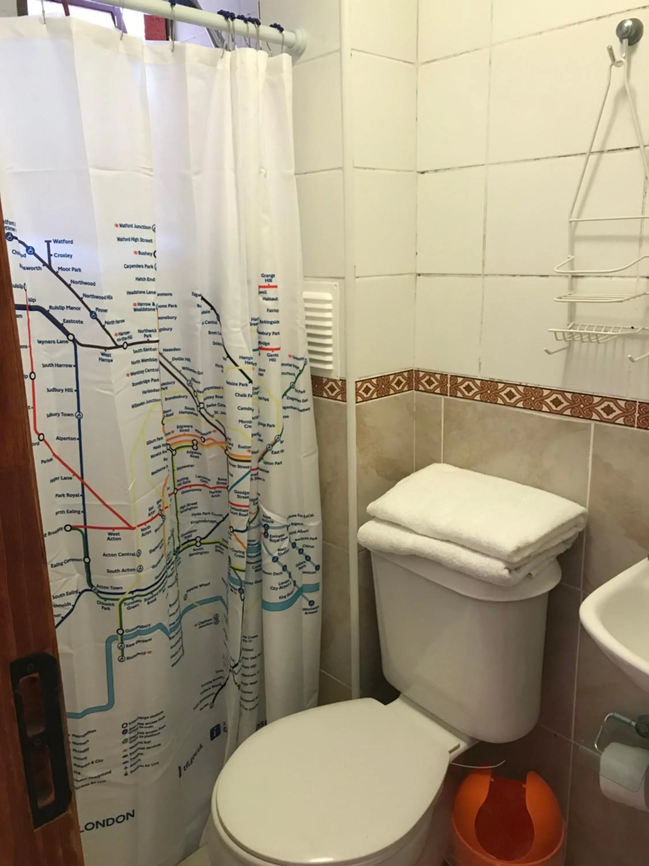 Shower in Hostal Avenue