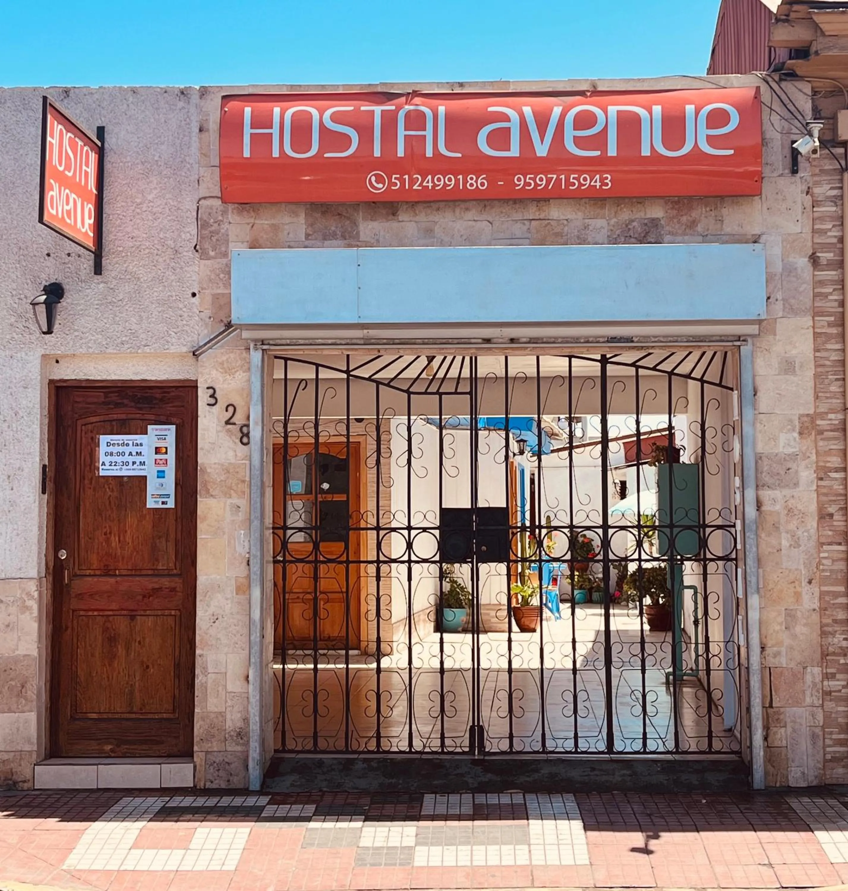 Facade/entrance in Hostal Avenue