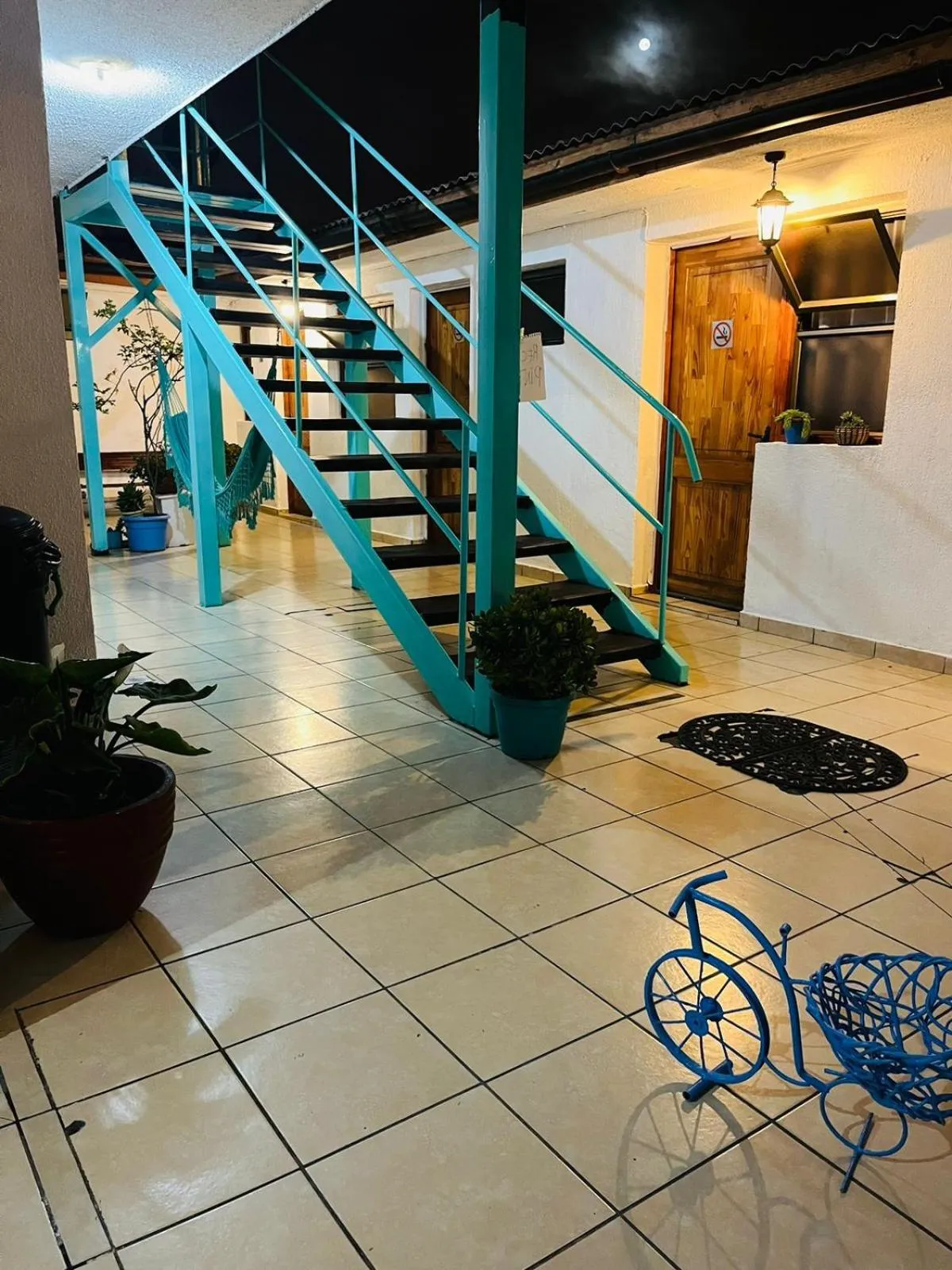 Inner courtyard view in Hostal Avenue